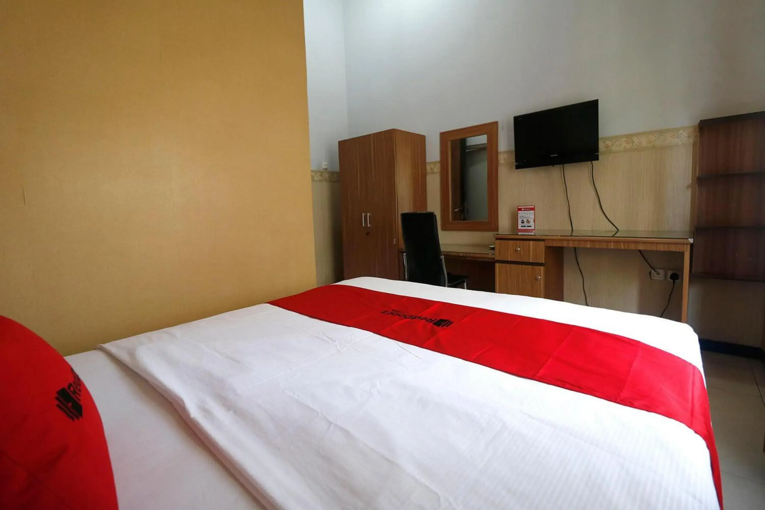 Bedroom, Bed in RedDoorz Plus near Undip Tembalang Bedroom, Bed in RedDoorz Plus near Undip Tembalang
