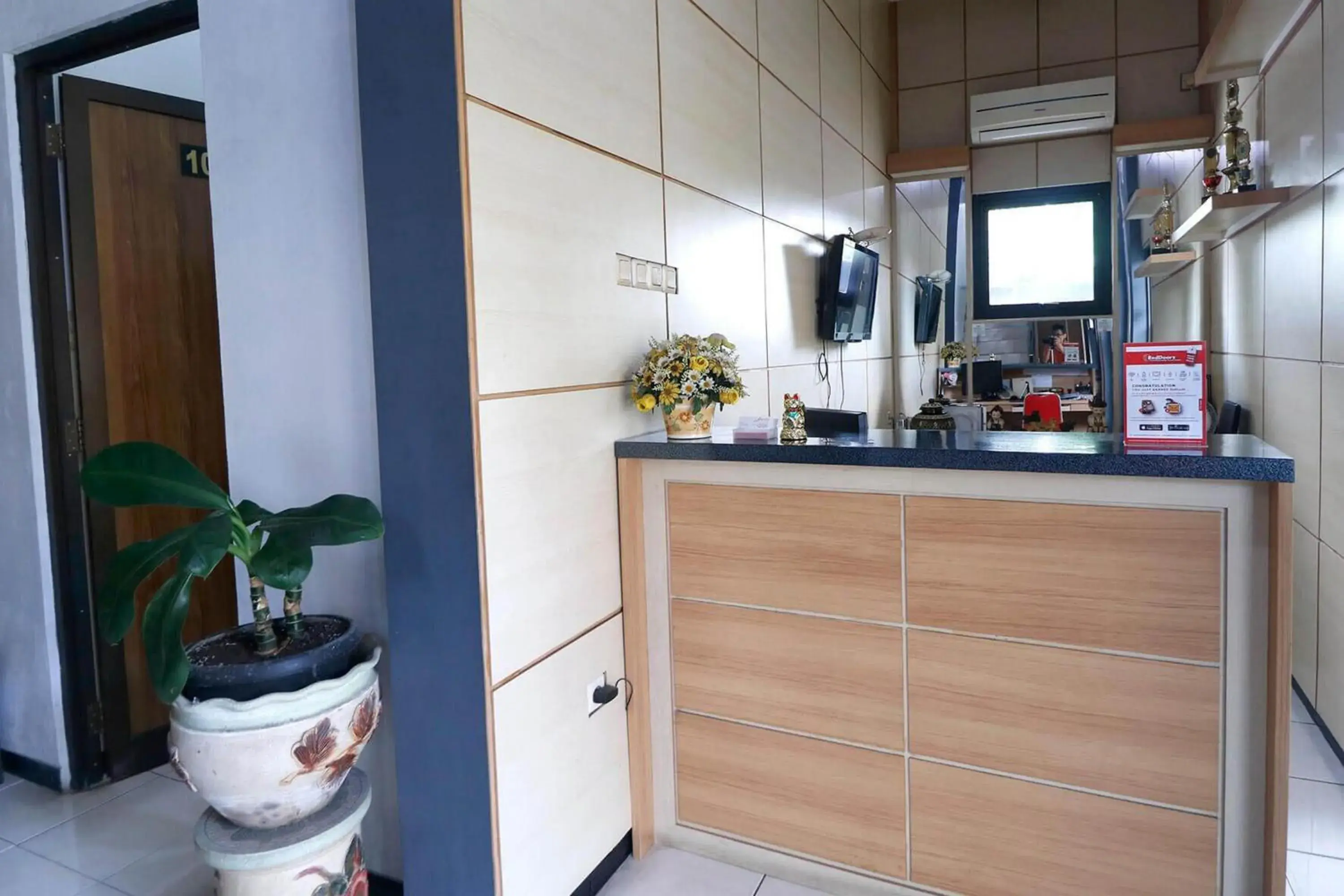 Lobby or reception in RedDoorz Plus near Undip Tembalang Lobby or reception in RedDoorz Plus near Undip Tembalang