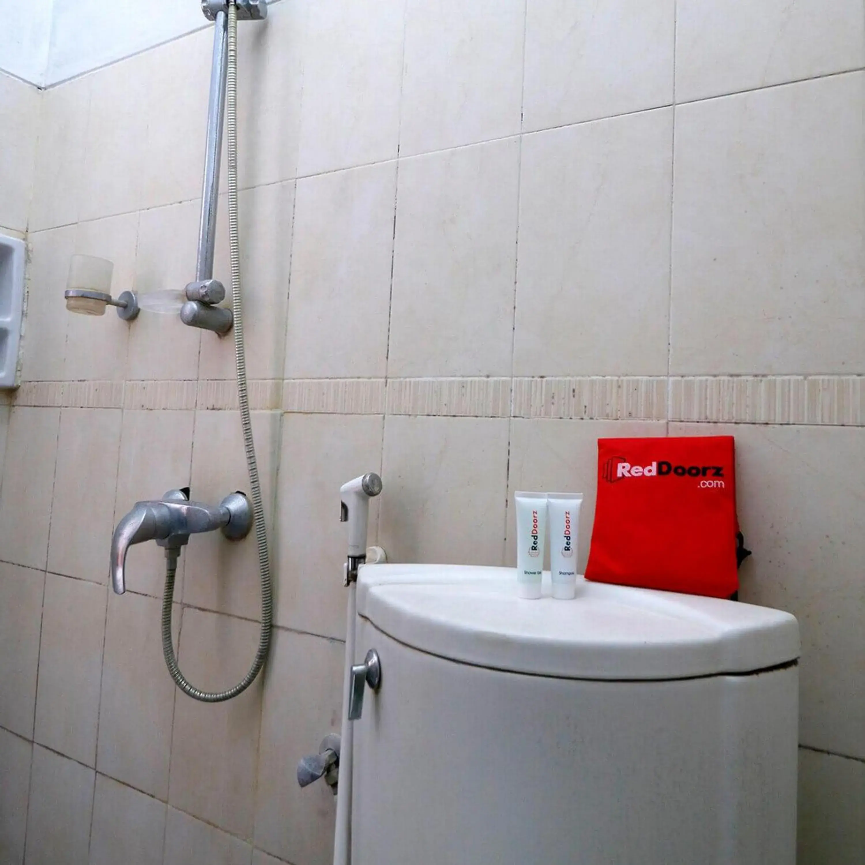 Bathroom in RedDoorz Plus near Undip Tembalang Bathroom in RedDoorz Plus near Undip Tembalang