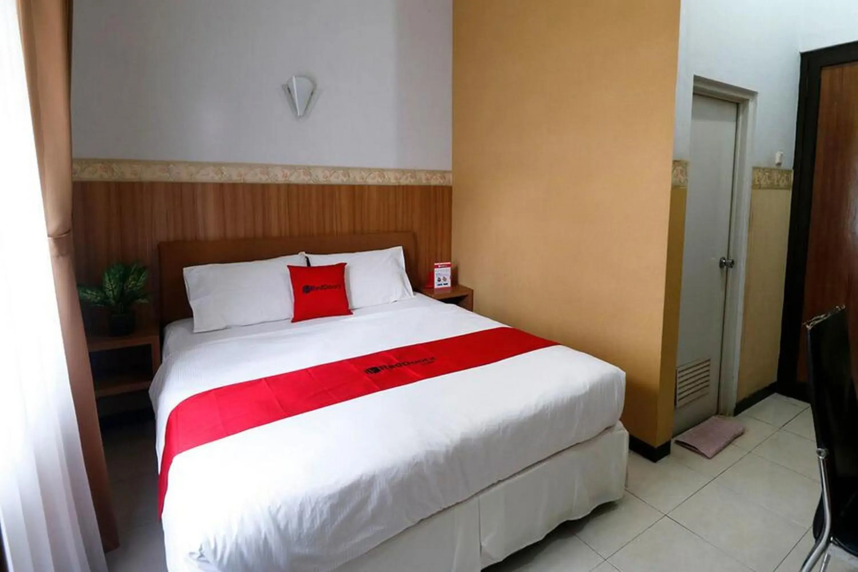 Bedroom, Bed in RedDoorz Plus near Undip Tembalang Bedroom, Bed in RedDoorz Plus near Undip Tembalang