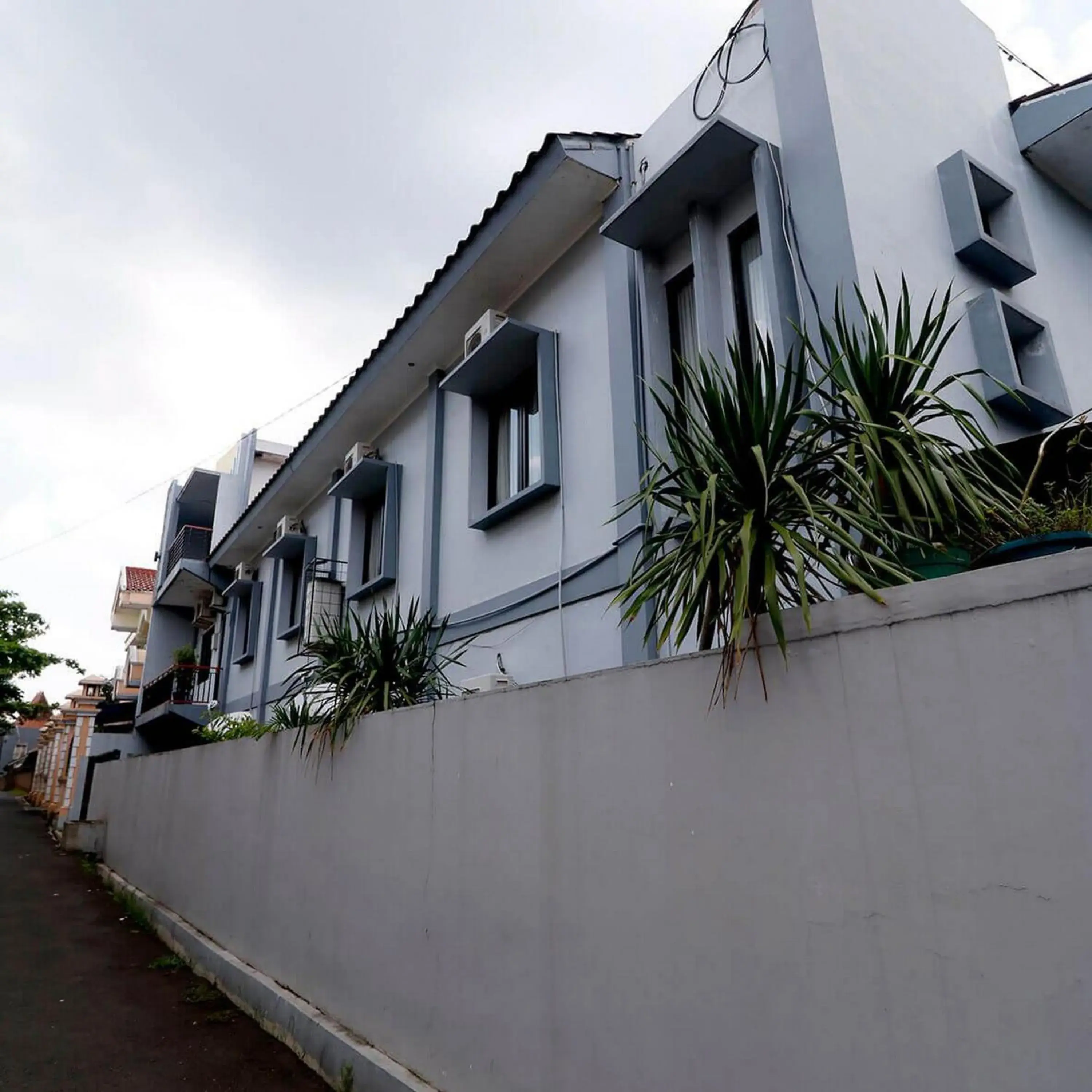 Property building in RedDoorz Plus near Undip Tembalang Property building in RedDoorz Plus near Undip Tembalang