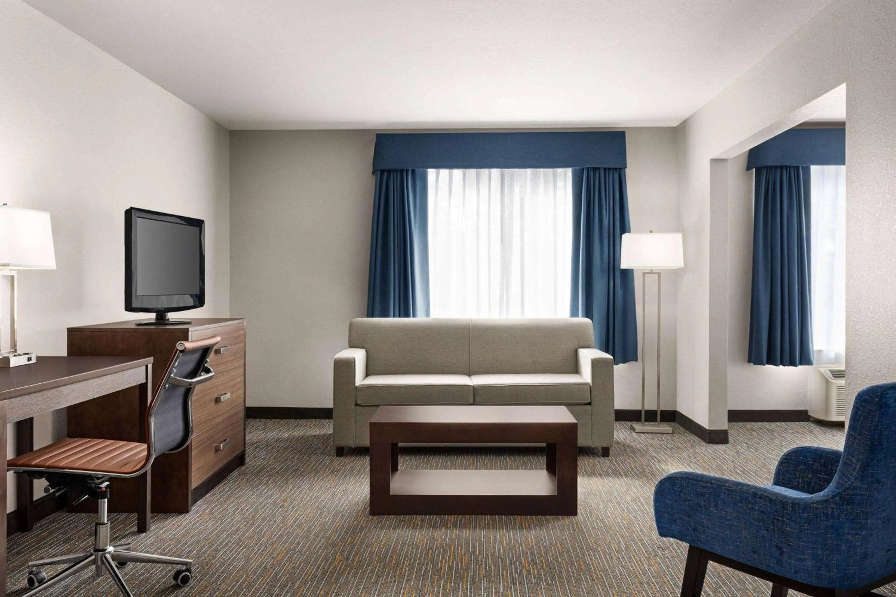 Photo of the whole room in Wingate By Wyndham Southport