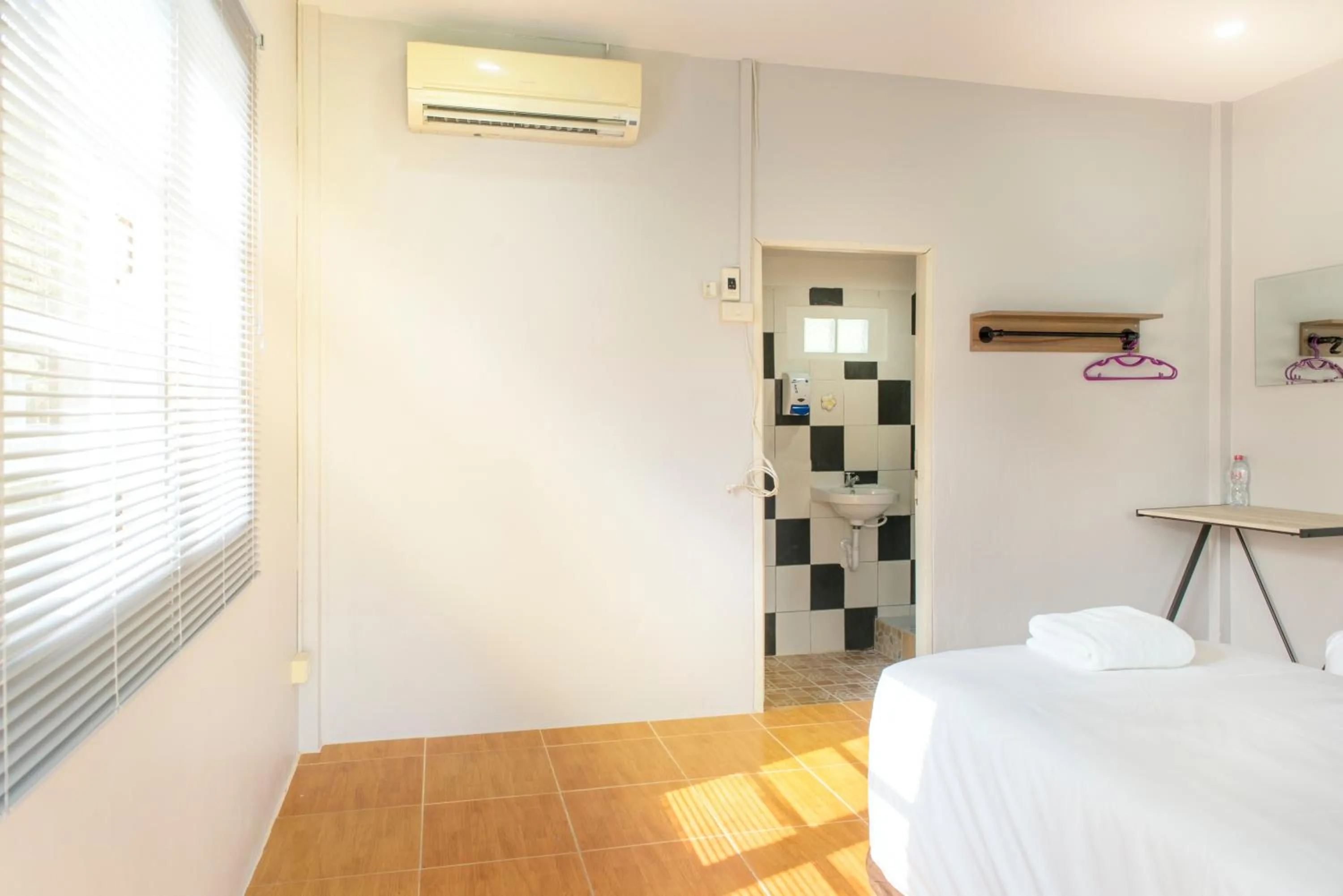 Bedroom, Bed in Ivy Cottage by Qiu