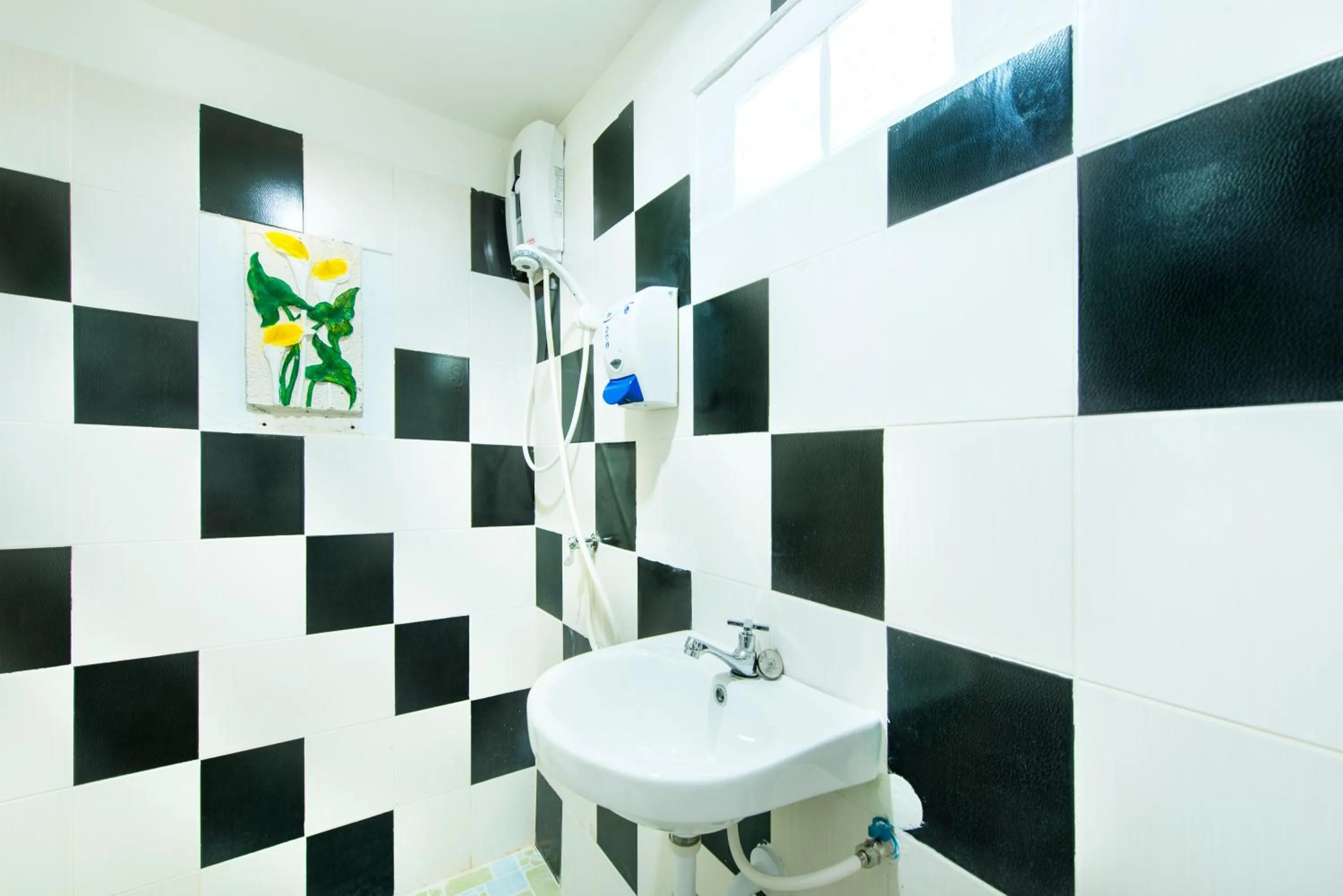 Bathroom in Ivy Cottage by Qiu