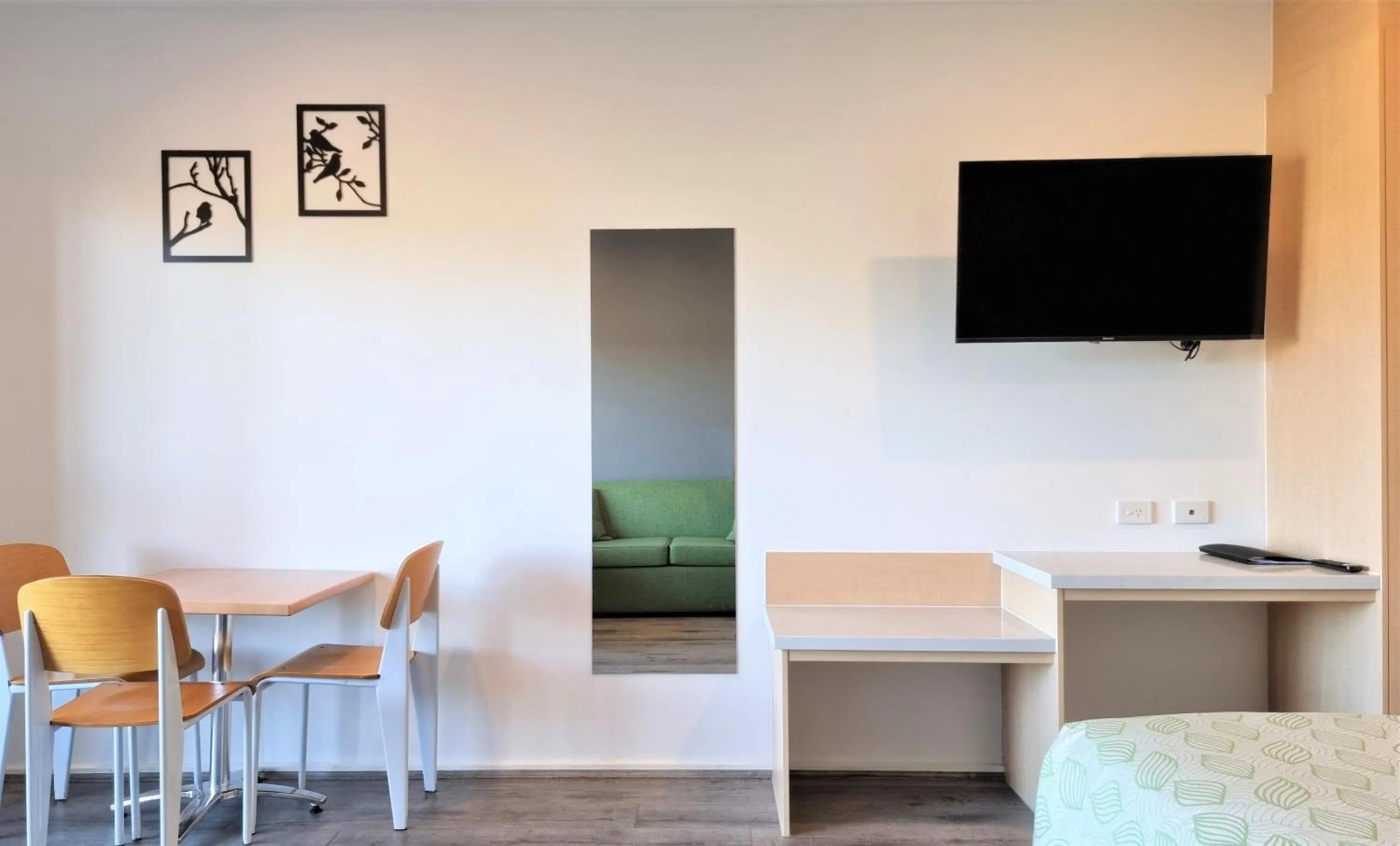 TV and multimedia in Seaview Motel & Apartments