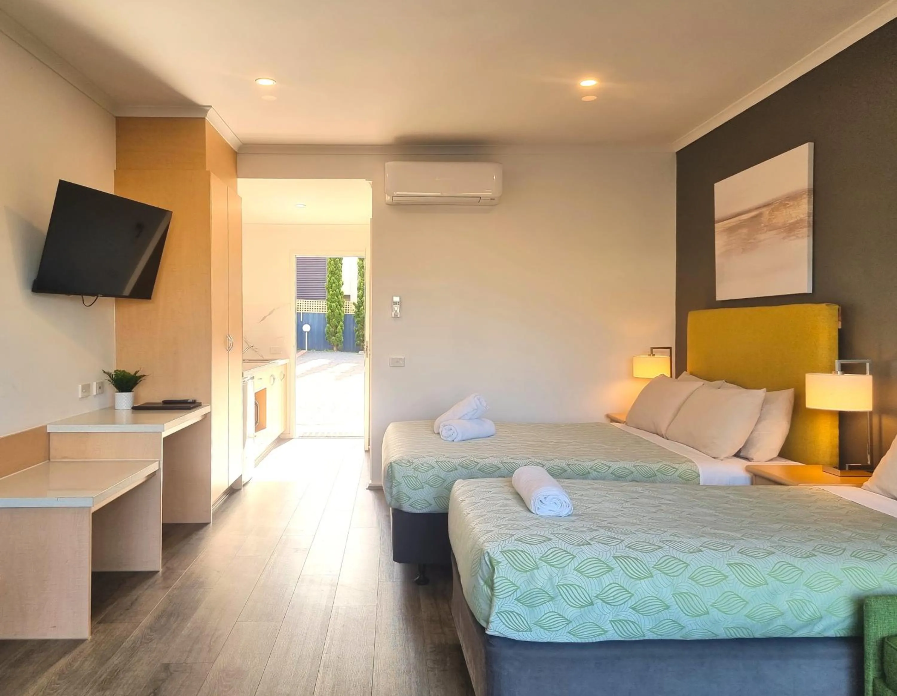 TV and multimedia, Bed in Seaview Motel & Apartments