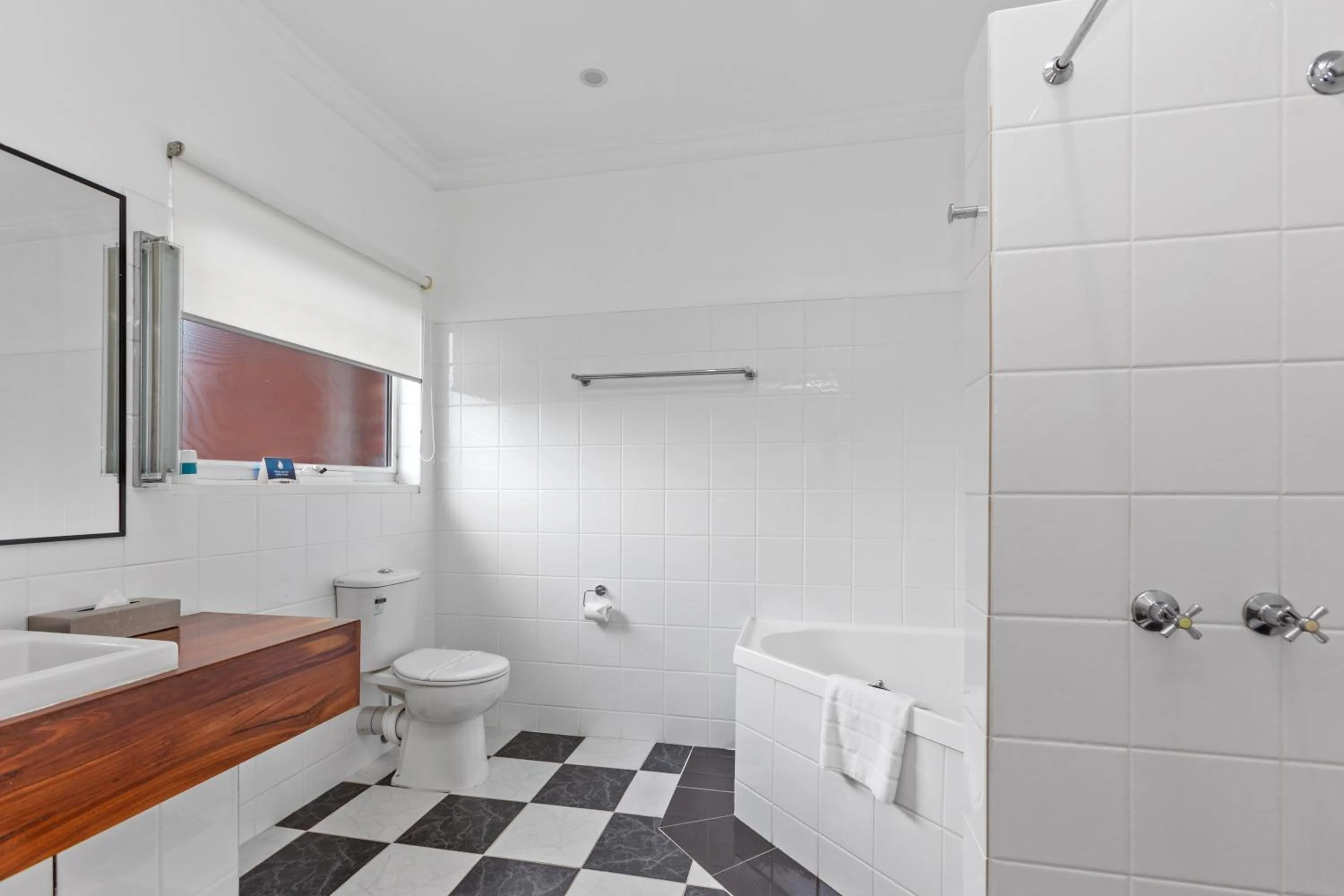 Shower in The International Motel Apollo Bay