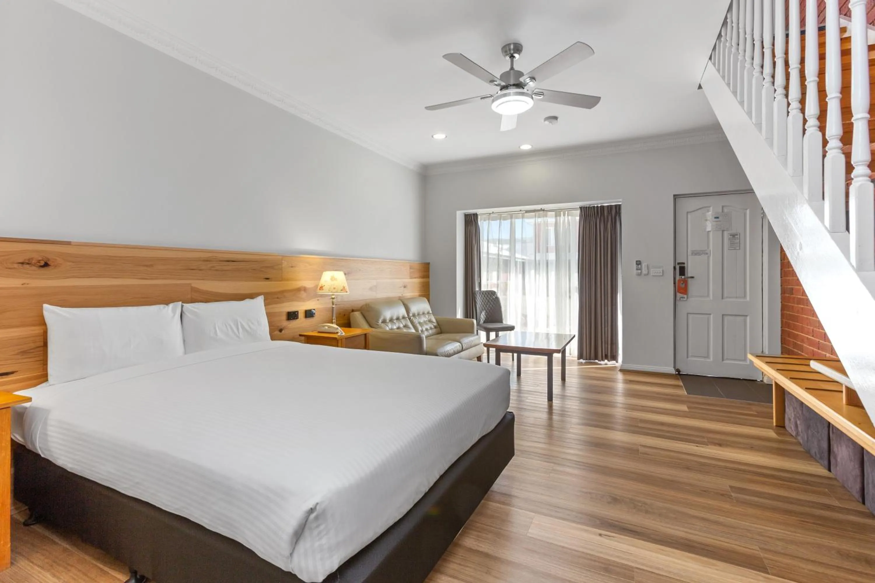 Bedroom, Bed in The International Motel Apollo Bay