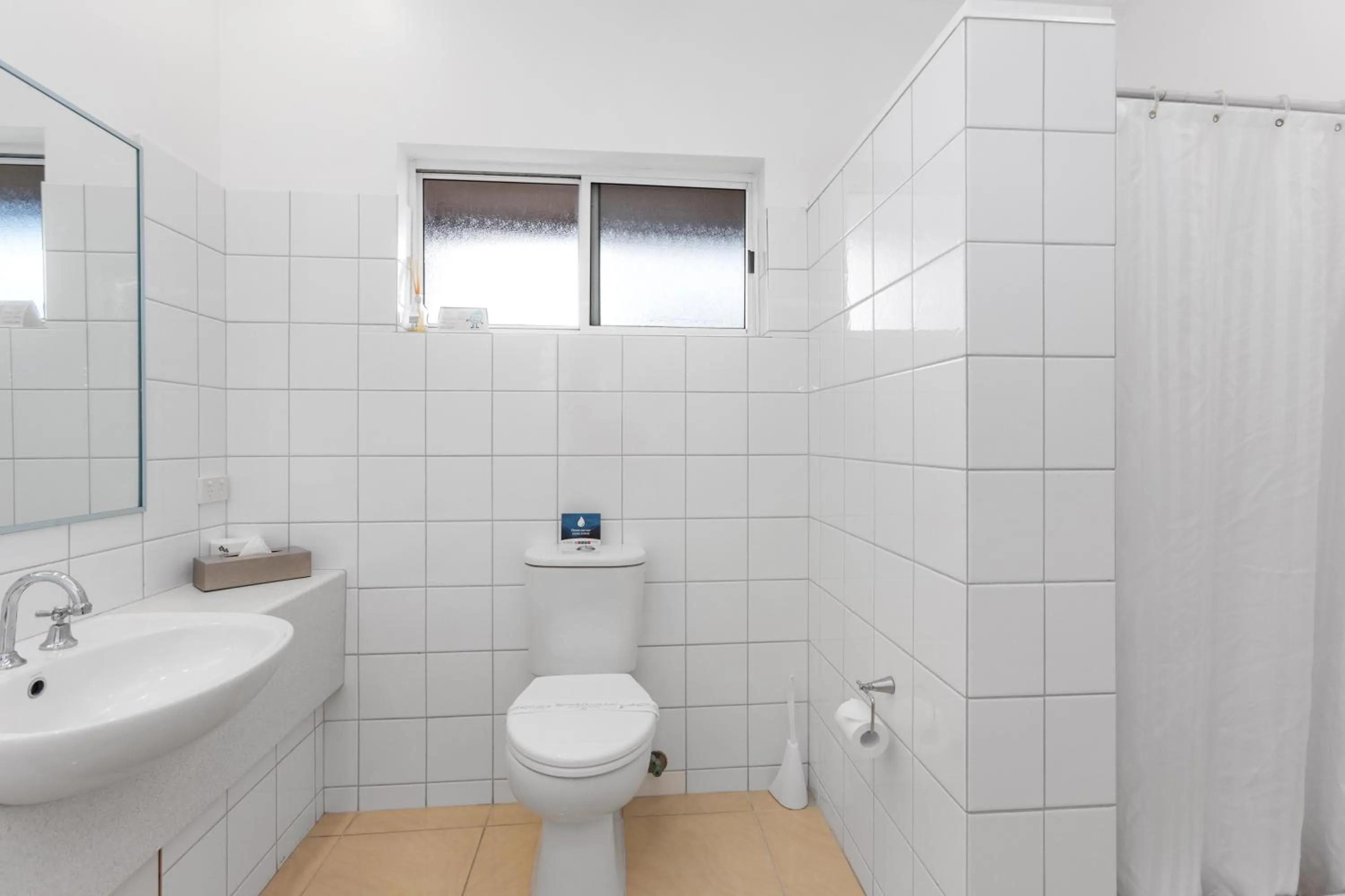 Shower in The International Motel Apollo Bay