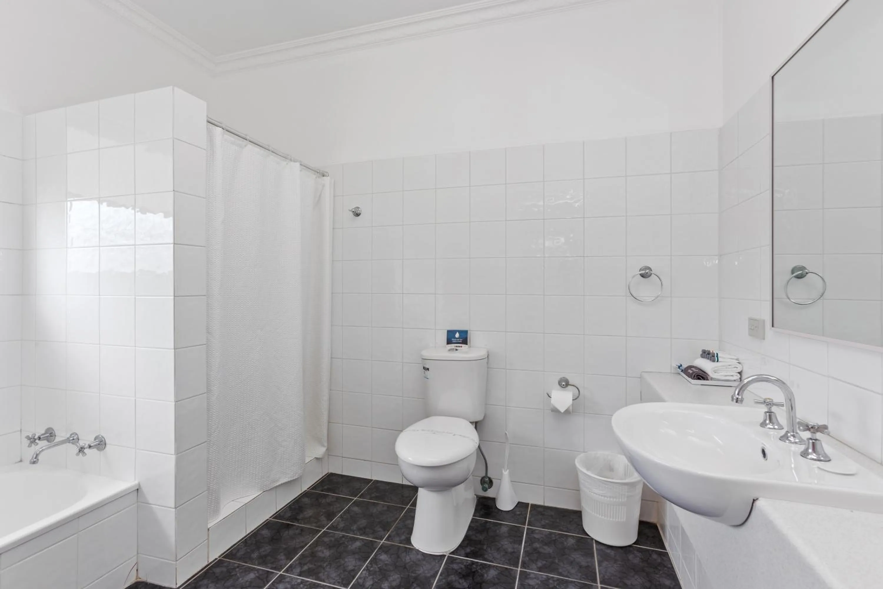 Toilet in The International Motel Apollo Bay