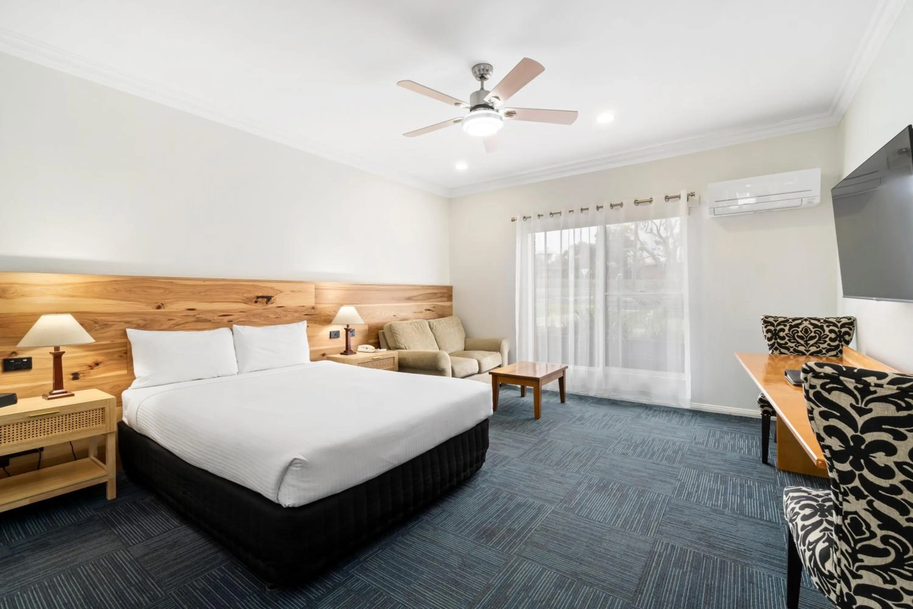 Bedroom, Bed in The International Motel Apollo Bay