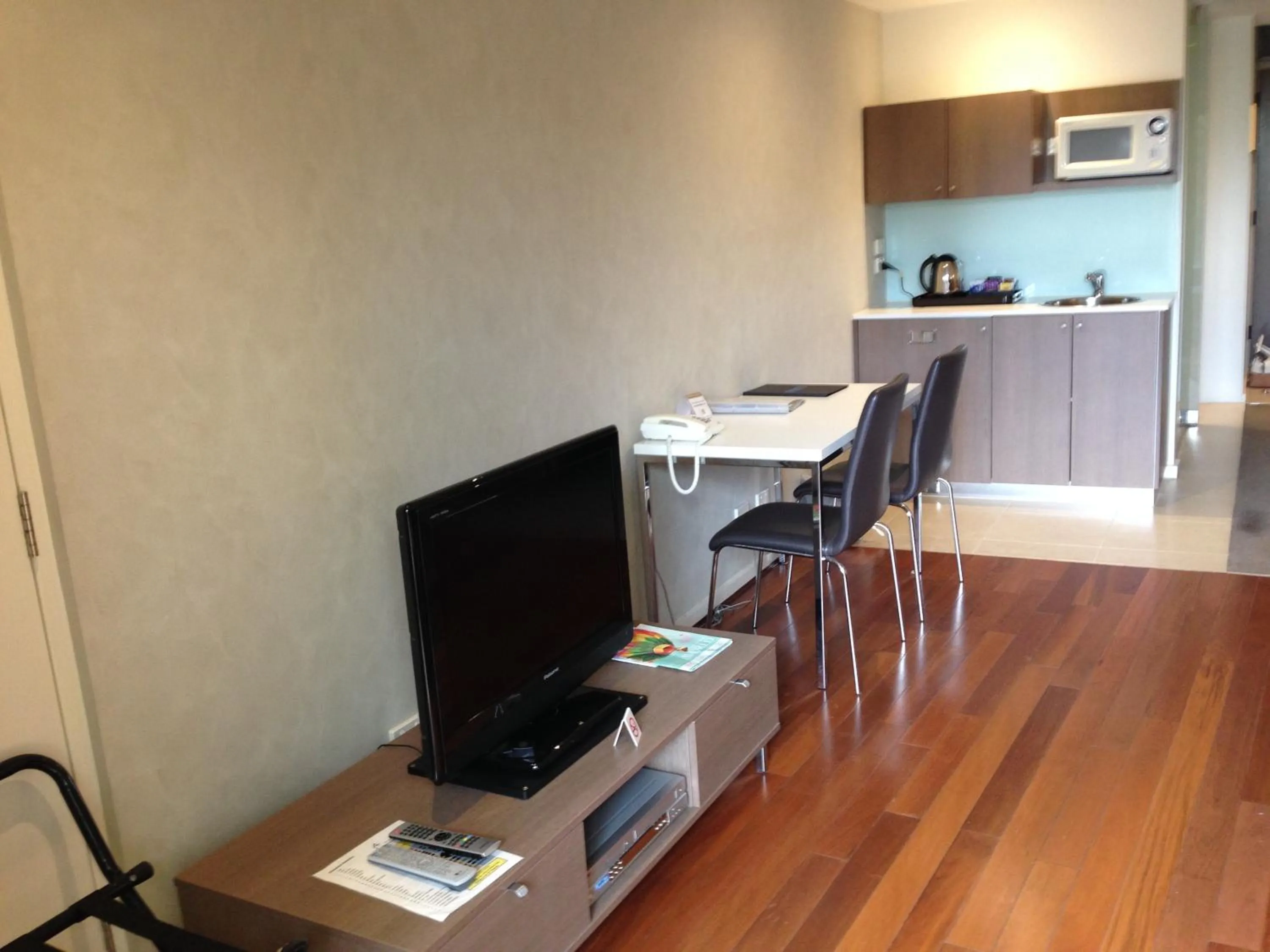 TV and multimedia, TV/Entertainment Center in Rye Hotel - One Four Nelson