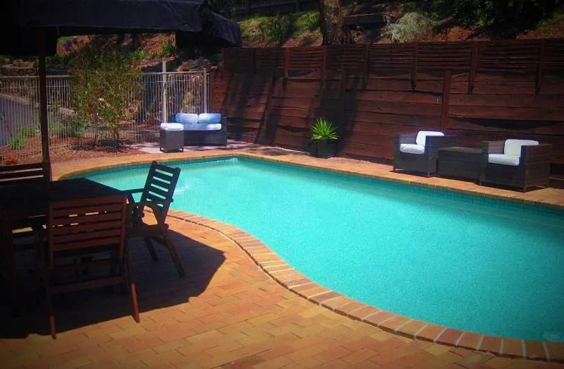 Swimming pool in Eltham Motor Inn