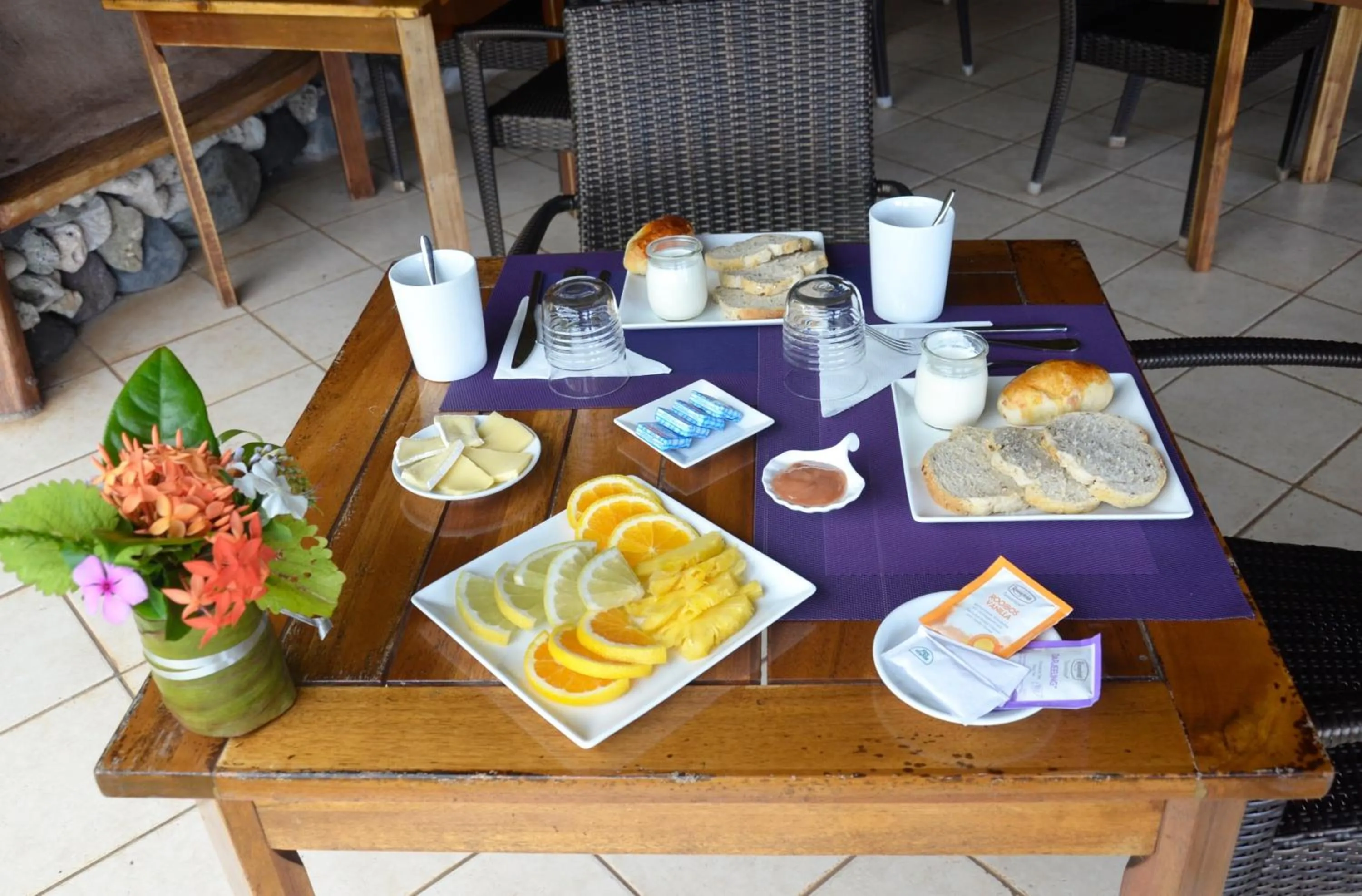 Restaurant/places to eat in Vanira Lodge