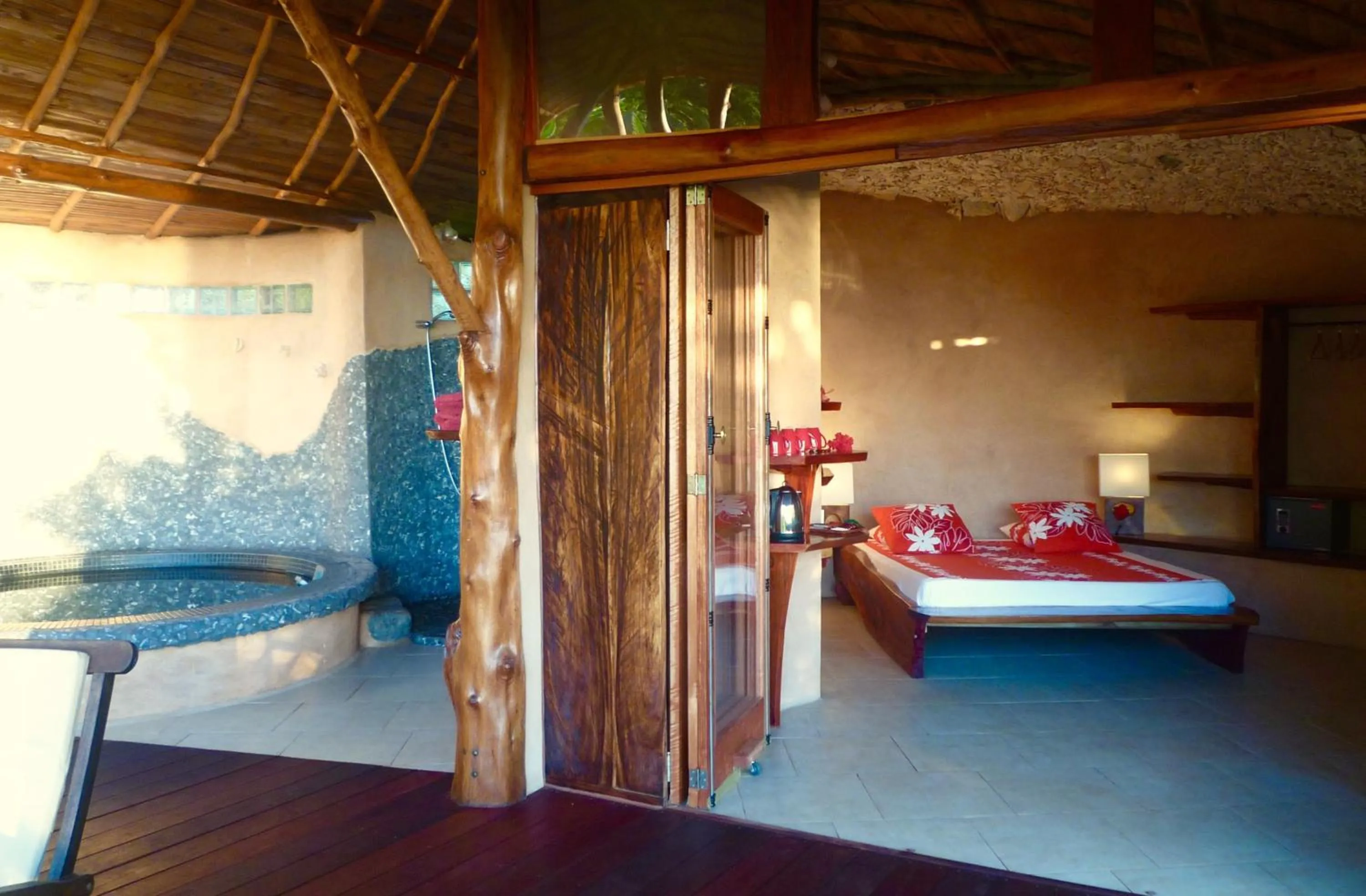 Shower, Bed in Vanira Lodge