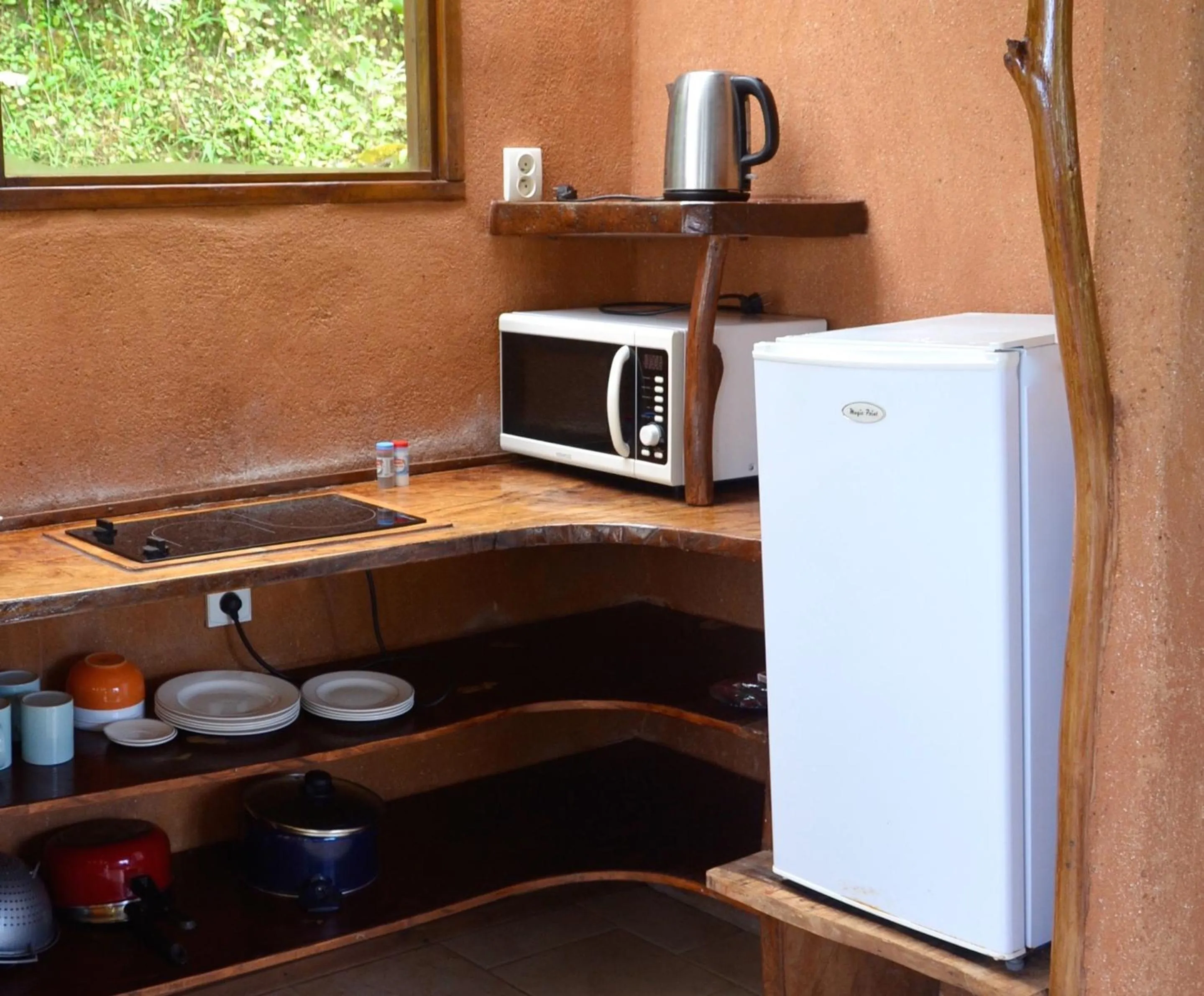 Coffee/tea facilities in Vanira Lodge