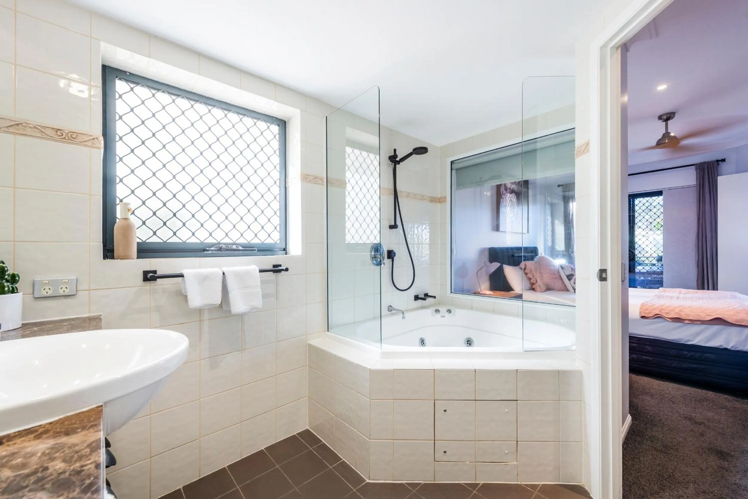 Shower, Bed in The Sands Resort at Yamba