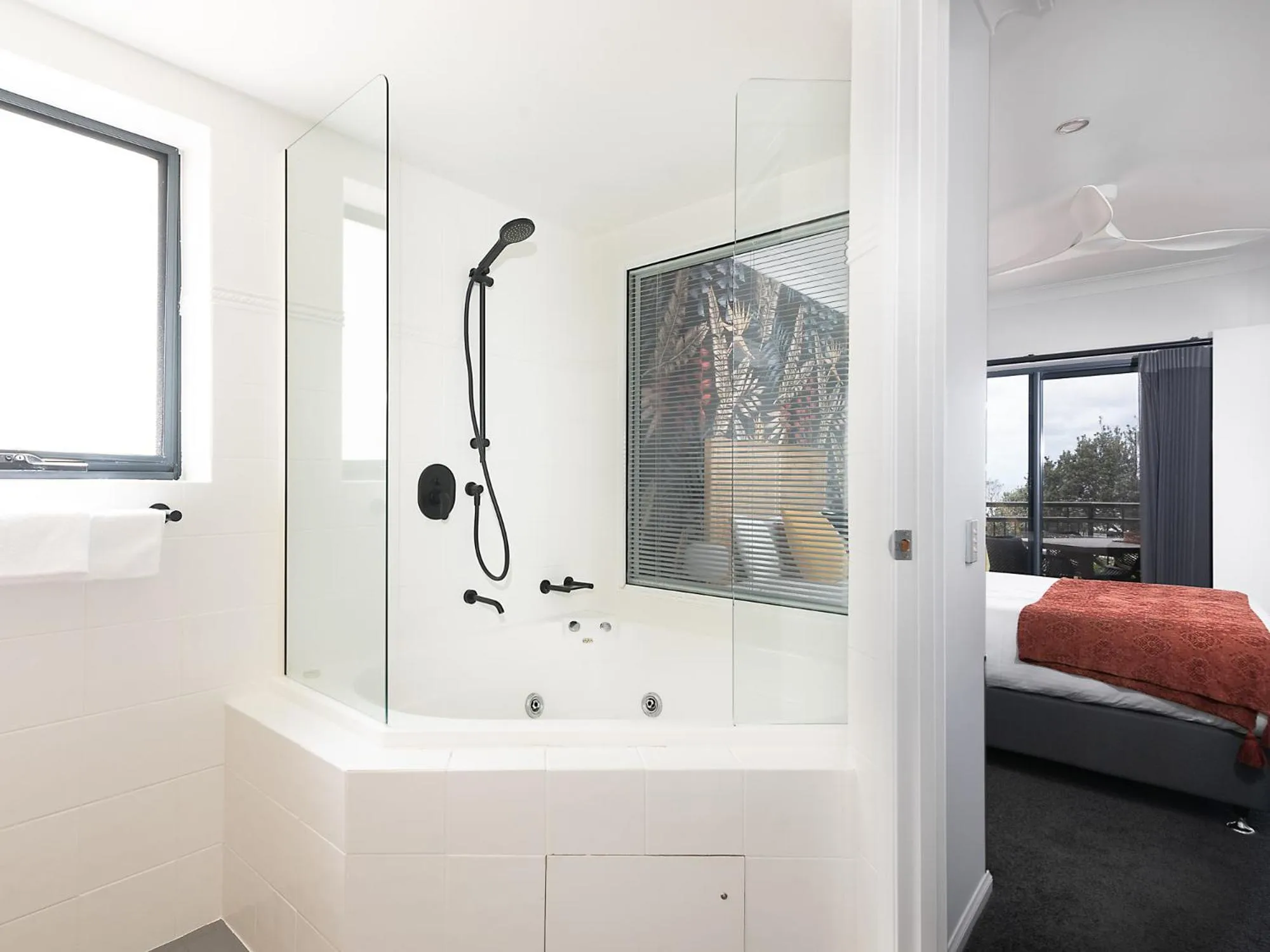 Shower, Bed in The Sands Resort at Yamba