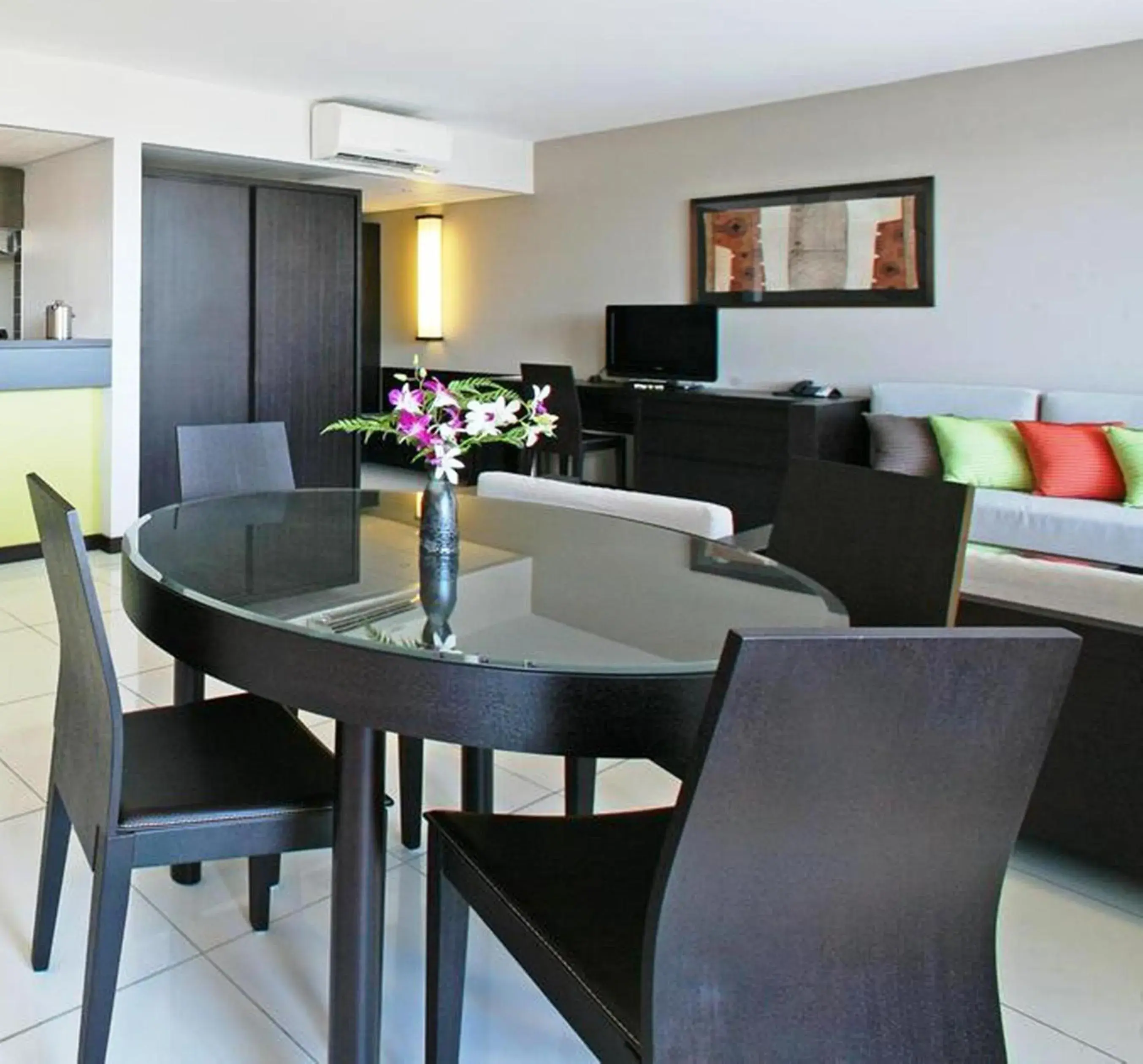 Photo of the whole room in Hotel Tahiti Nui Photo of the whole room in Hotel Tahiti Nui