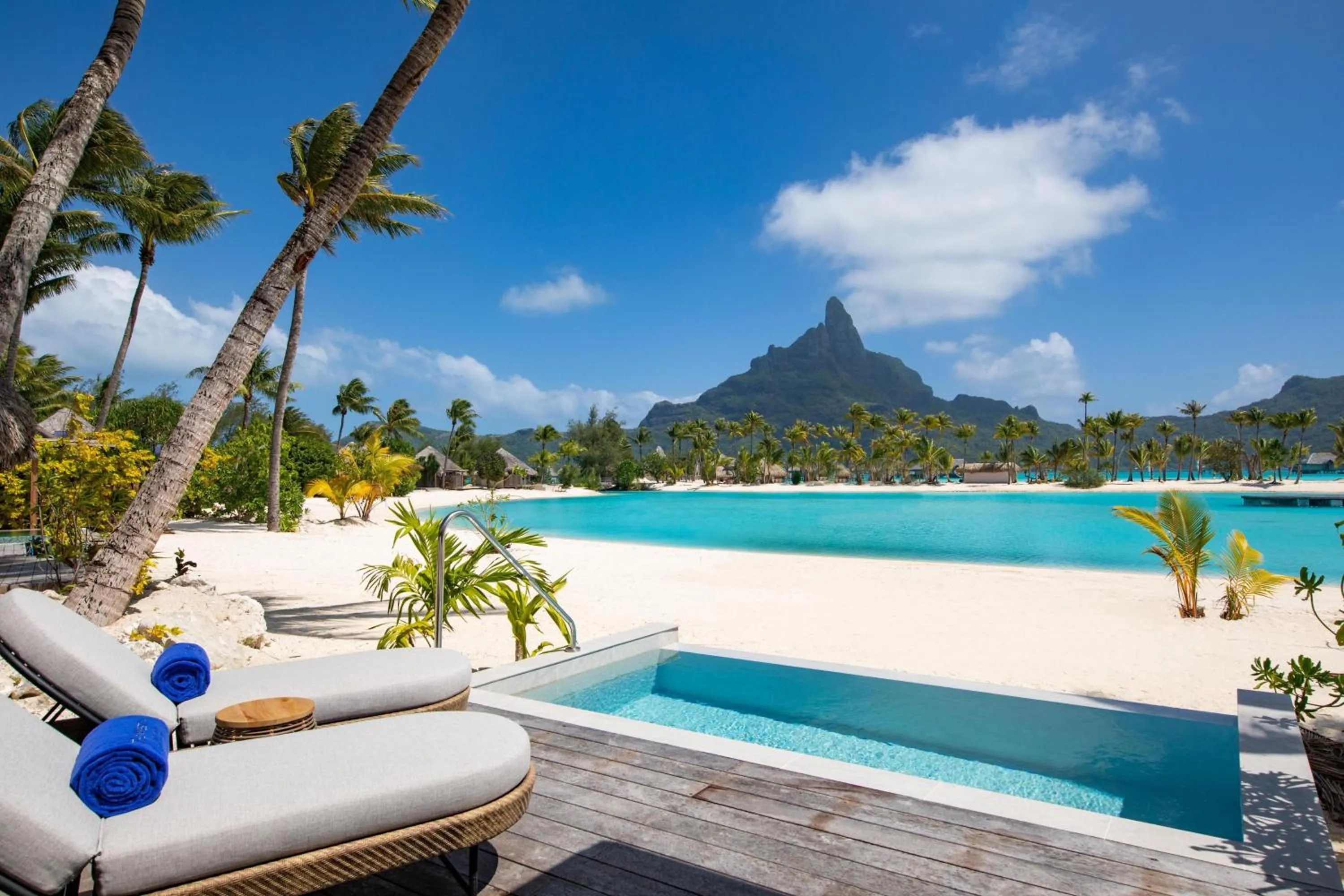 Swimming pool in Westin Bora Bora Resort & Spa