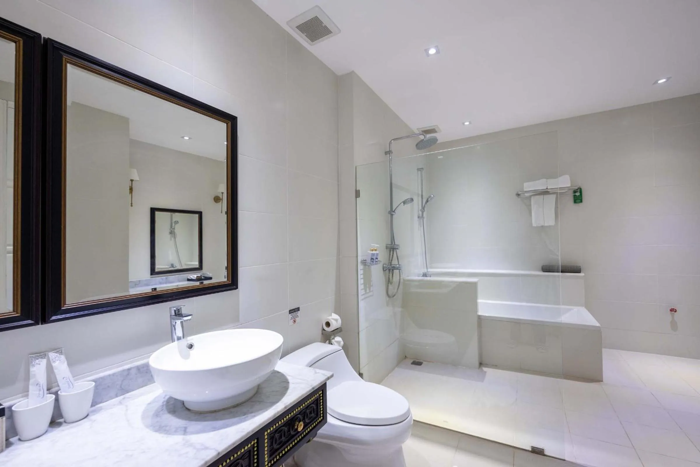 Bathroom in Le Thatluang D'oR Boutique Hotel