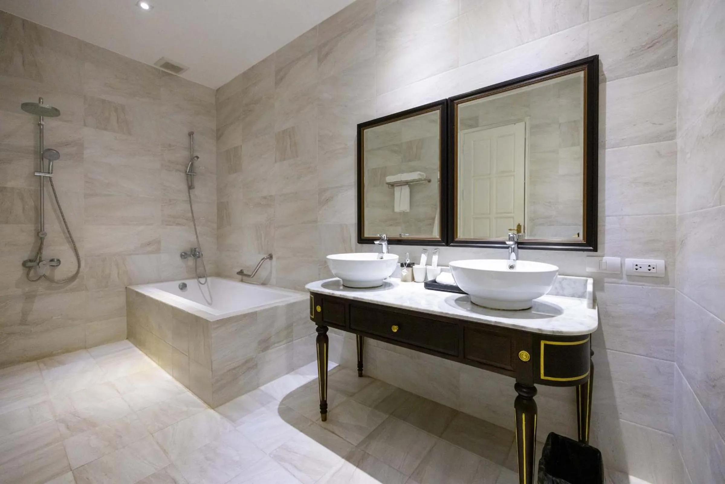 Bathroom in Le Thatluang D'oR Boutique Hotel