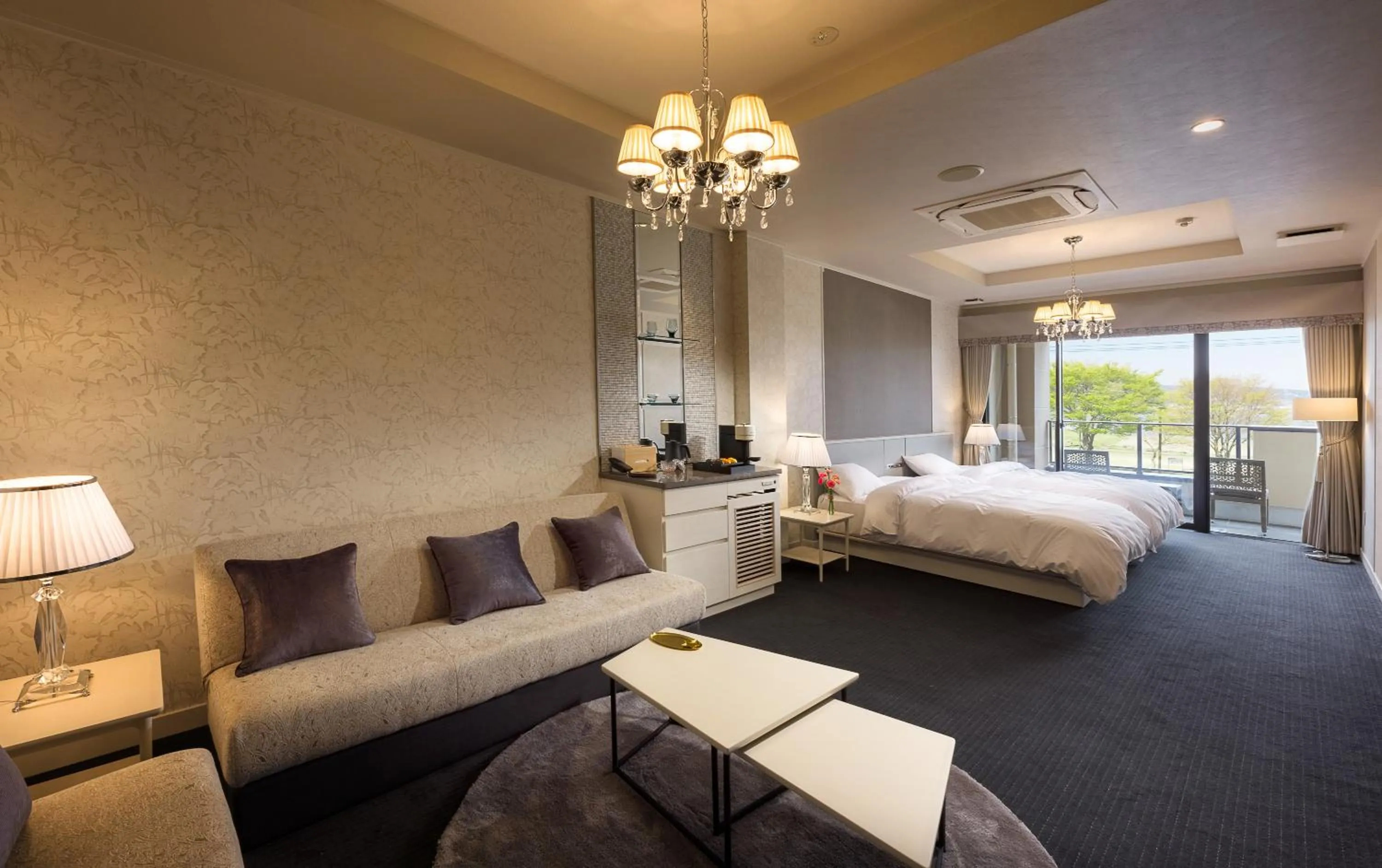 Living room, Bed in Katakura Silk Hotel