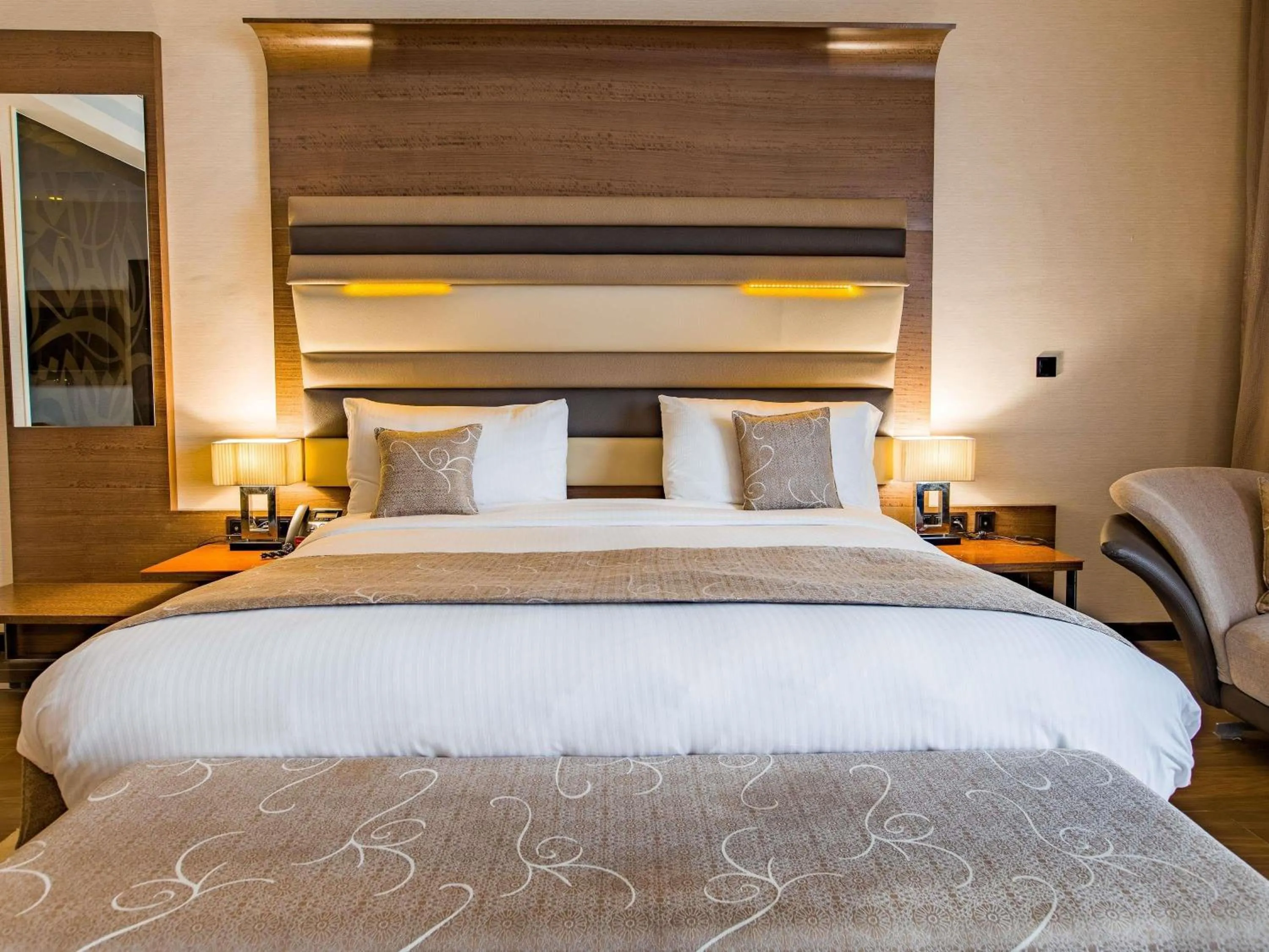 Bedroom, Bed in Mövenpick Hotel du Lac Tunis