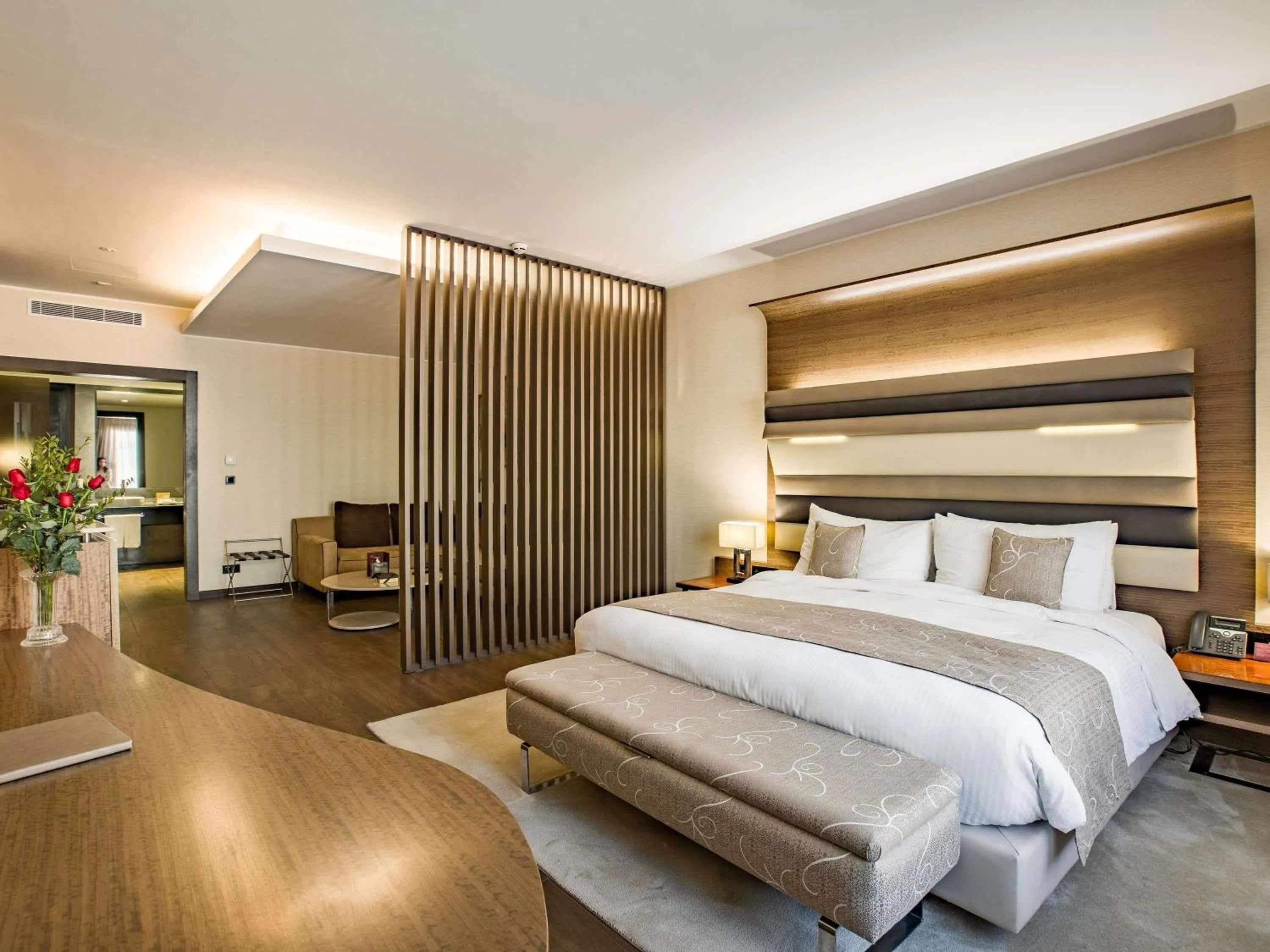 Bedroom, Bed in Mövenpick Hotel du Lac Tunis