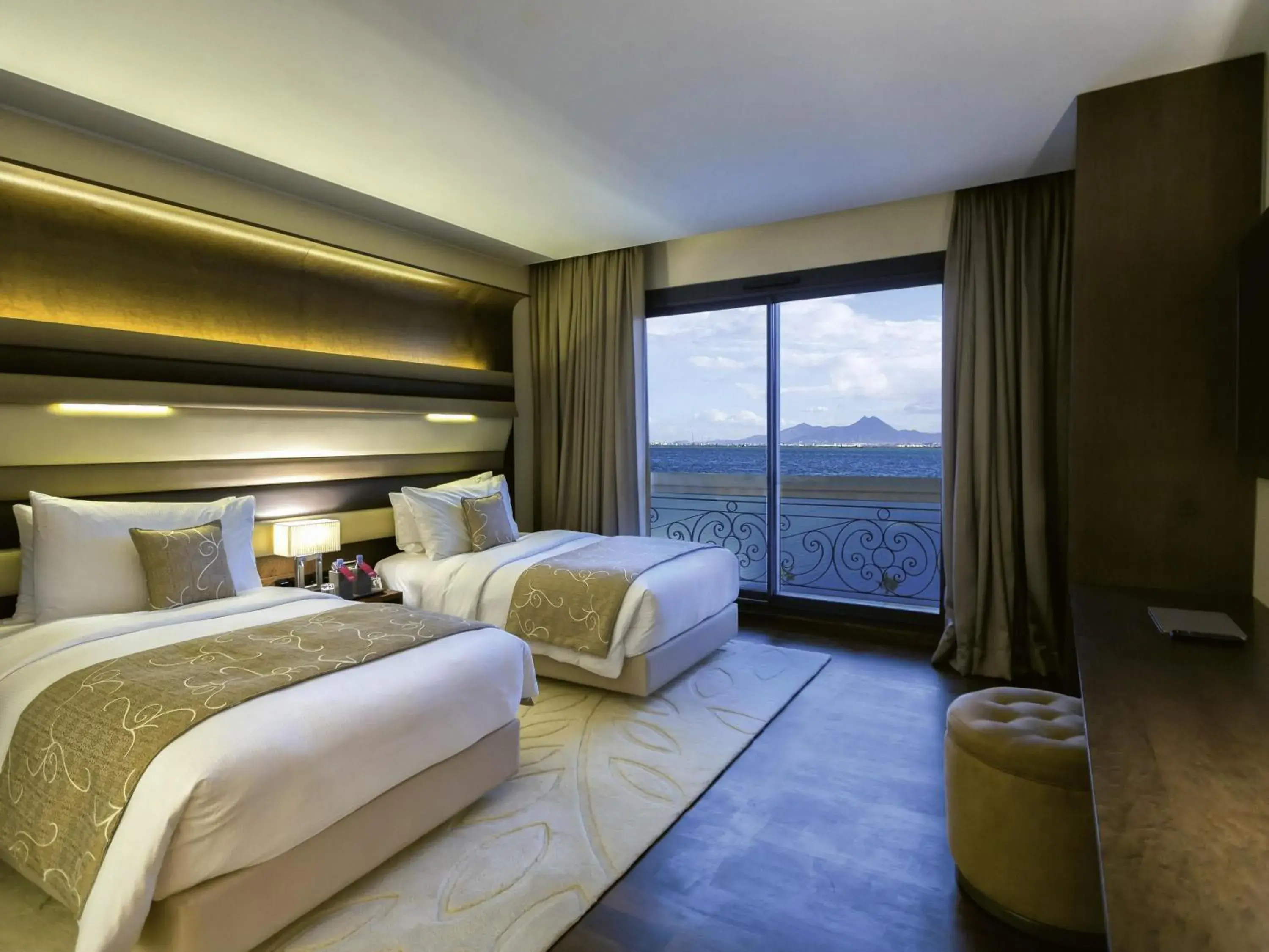 Bedroom, Bed in Mövenpick Hotel du Lac Tunis Bedroom, Bed in Mövenpick Hotel du Lac Tunis