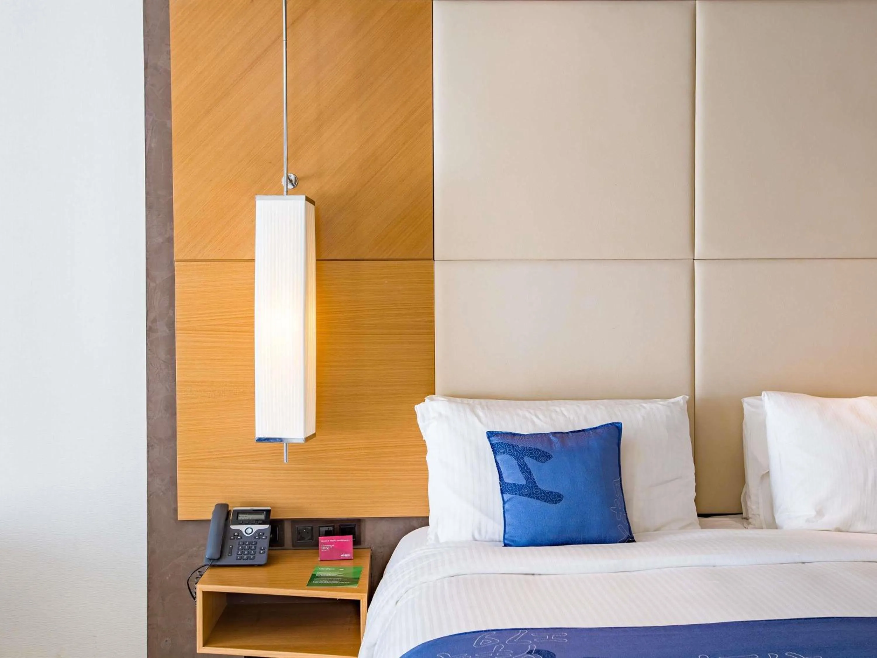 Bedroom, Bed in Mövenpick Hotel du Lac Tunis