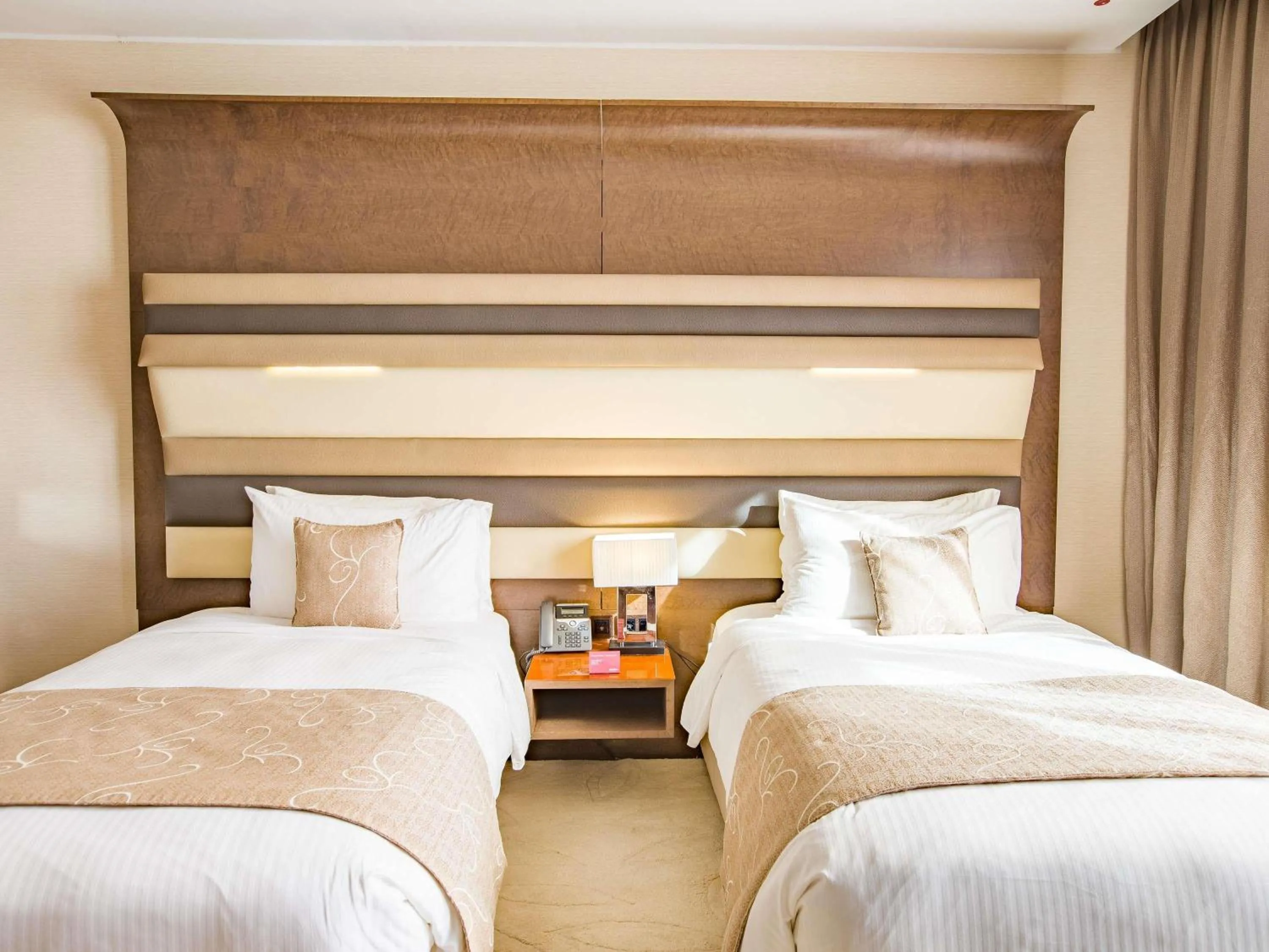 Bedroom, Bed in Mövenpick Hotel du Lac Tunis