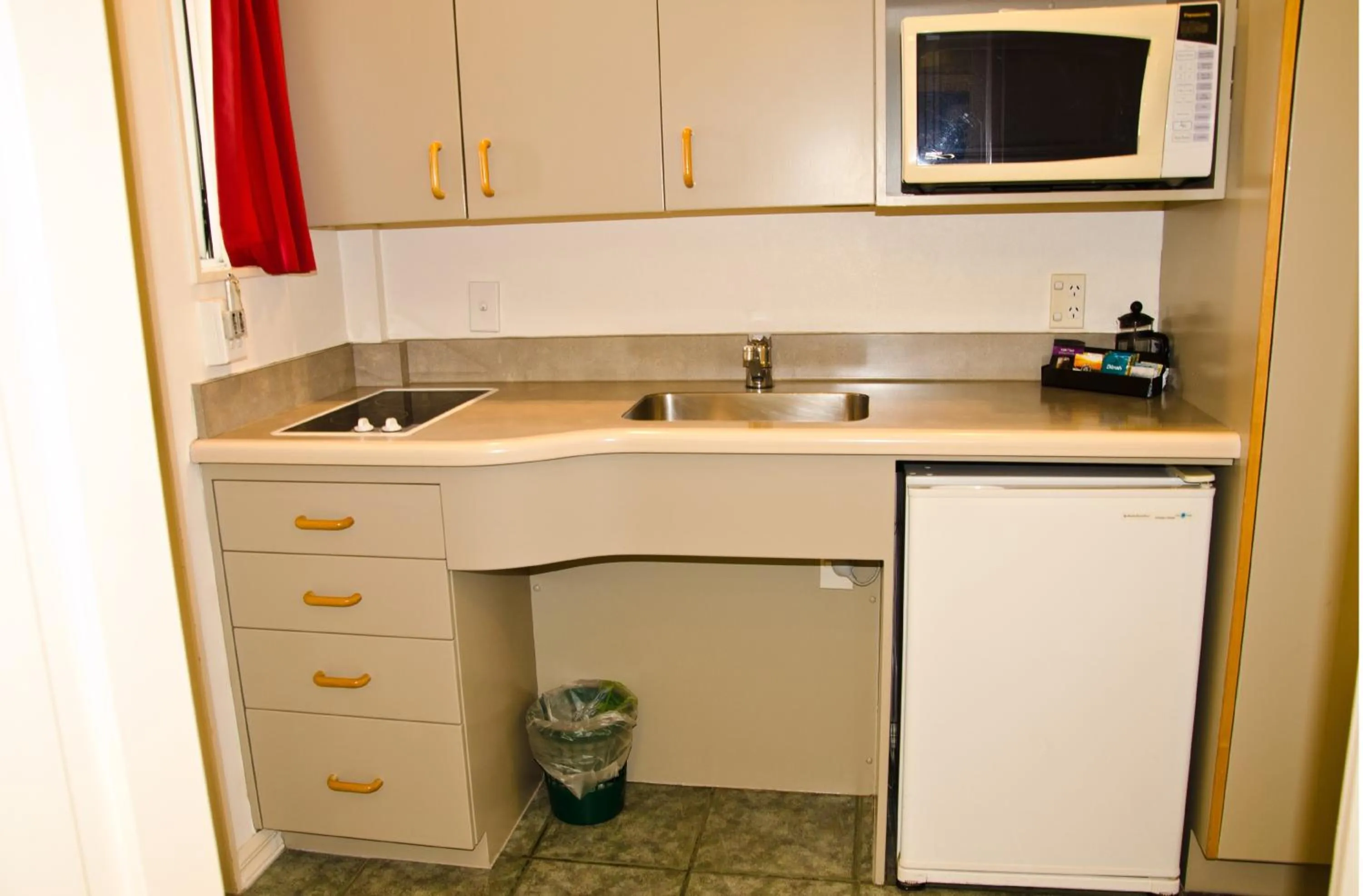 Kitchen or kitchenette in Beachfront Motel