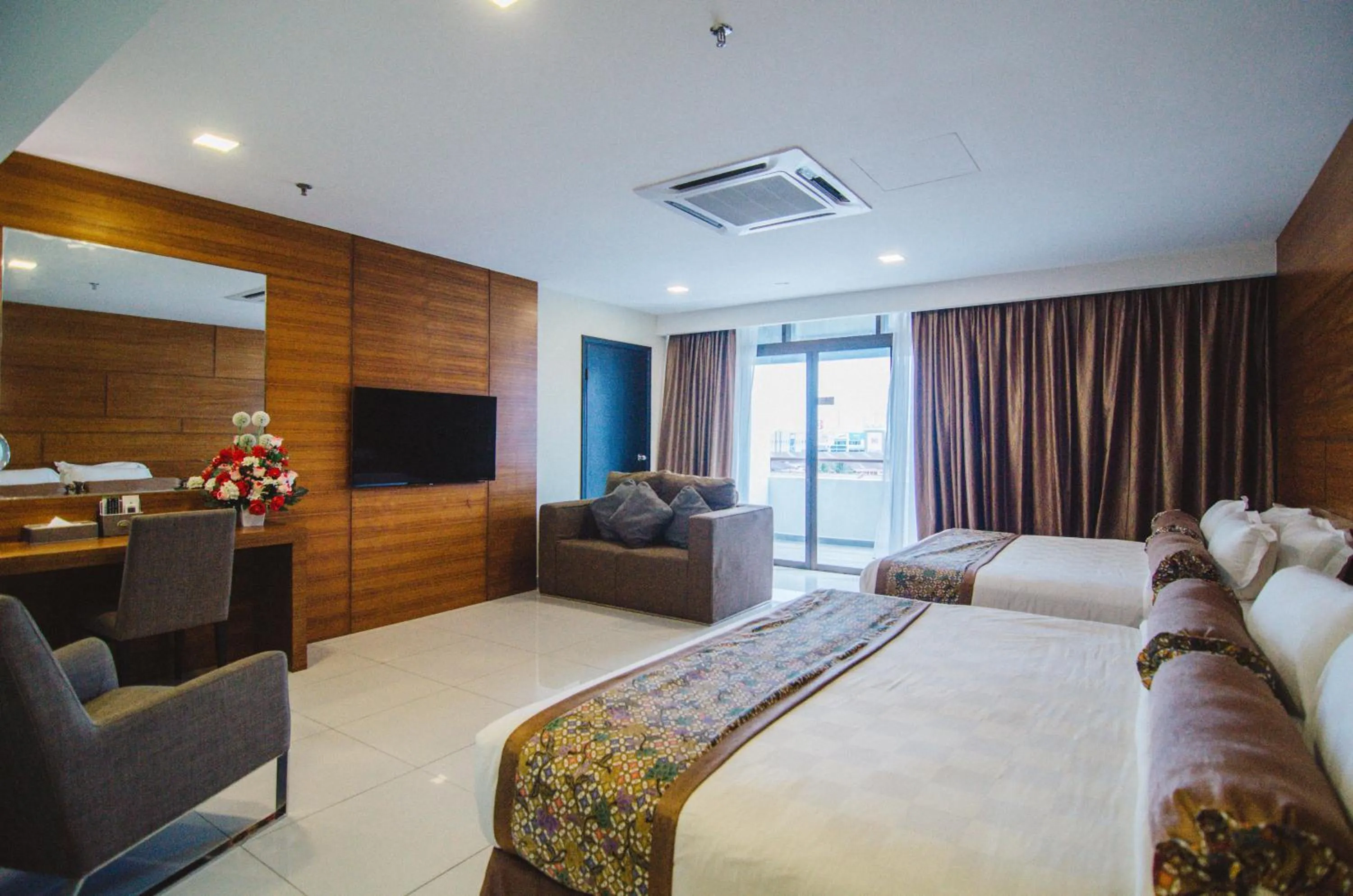 Shower, Bed in Hotel Sfera