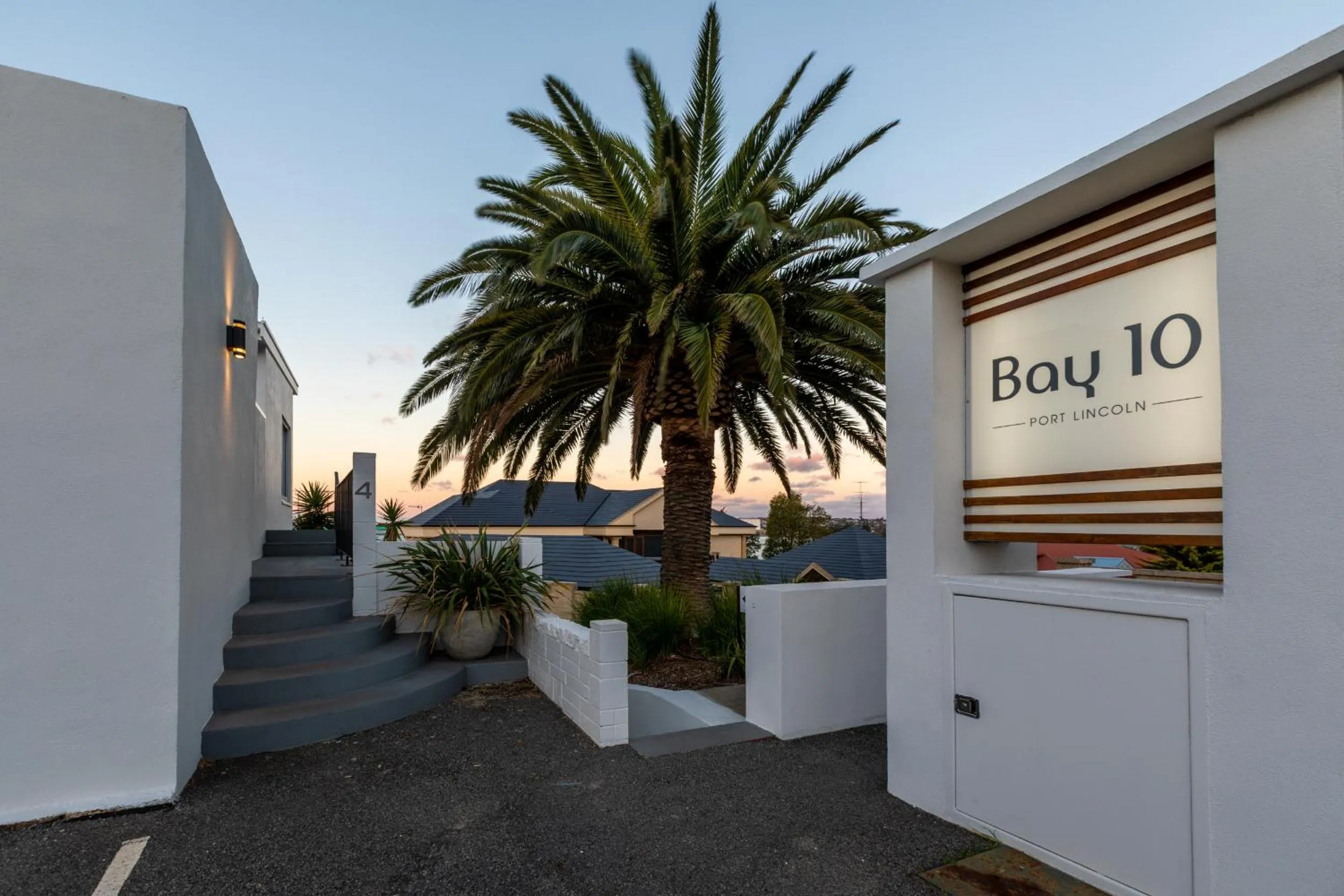 Facade/entrance in Bay 10 - Suites and Apartments