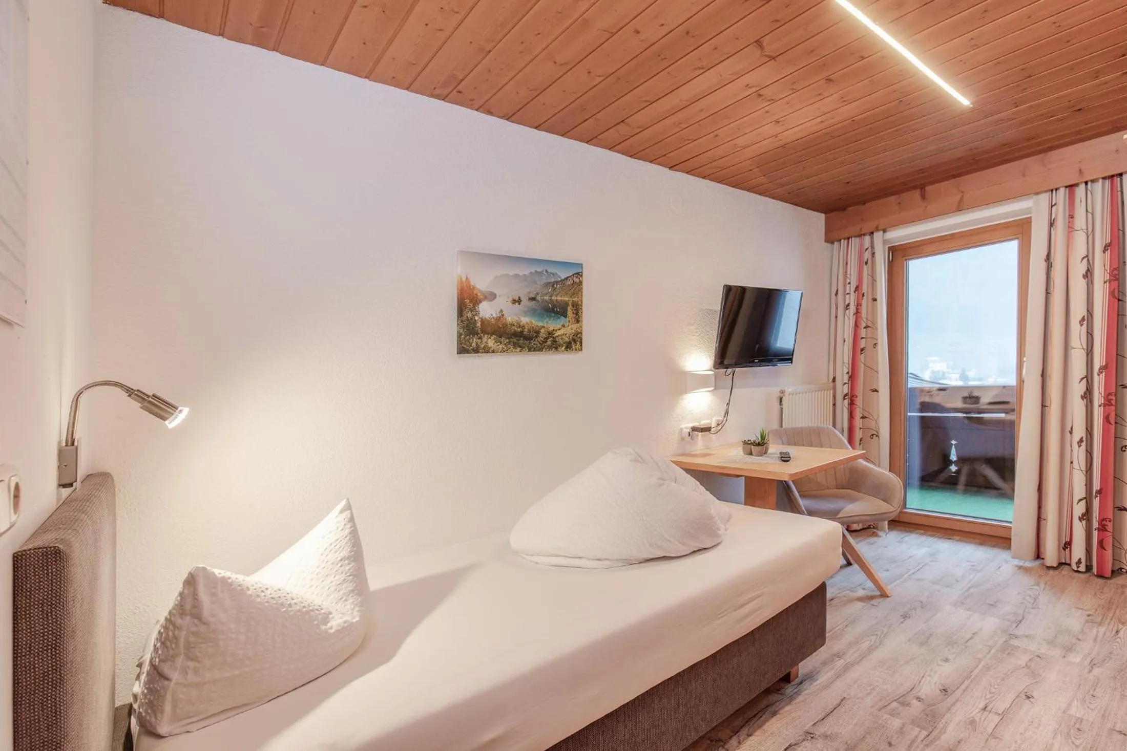 Photo of the whole room, Bed in Hotel Garni Schönblick