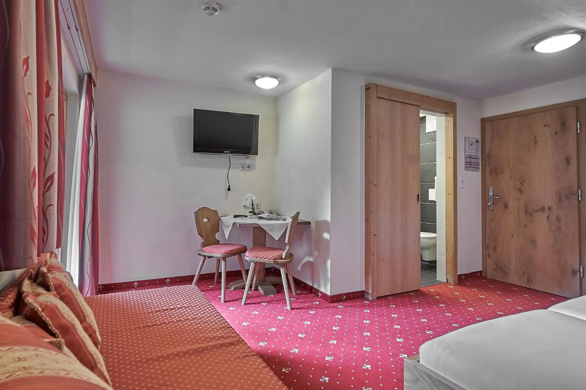 Photo of the whole room, Bed in Hotel Garni Schönblick