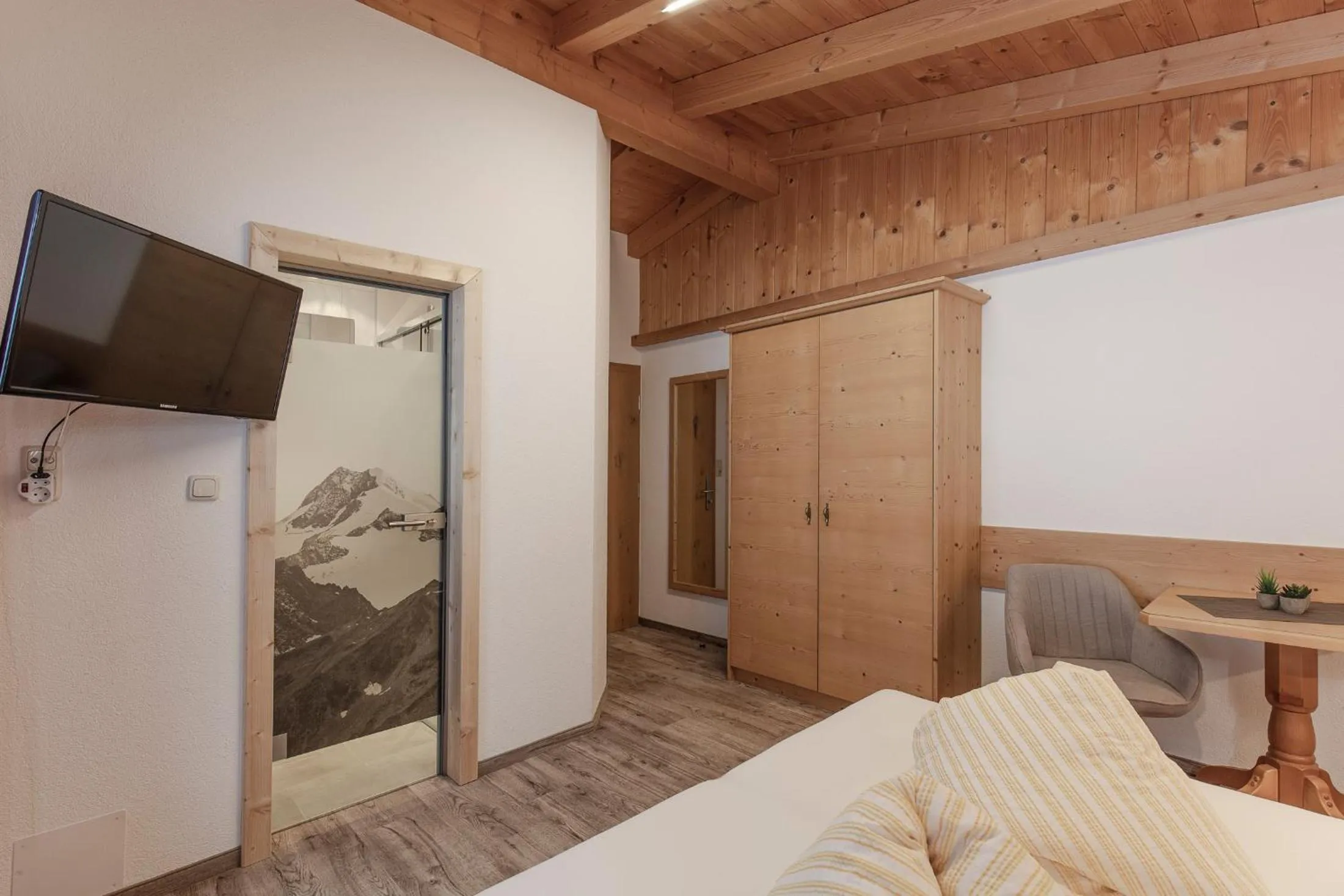 Photo of the whole room, Bed in Hotel Garni Schönblick