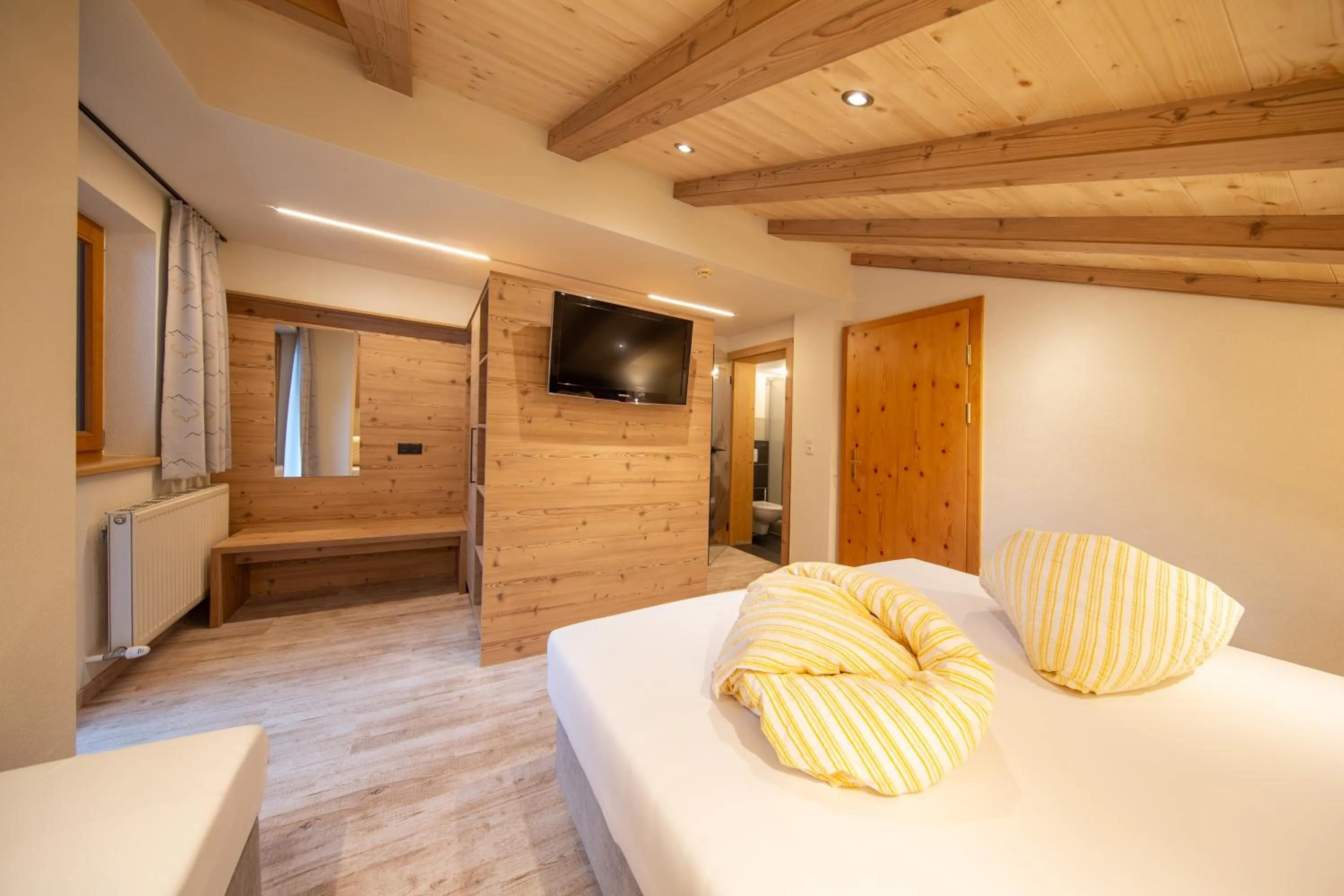 Photo of the whole room, Bed in Hotel Garni Schönblick