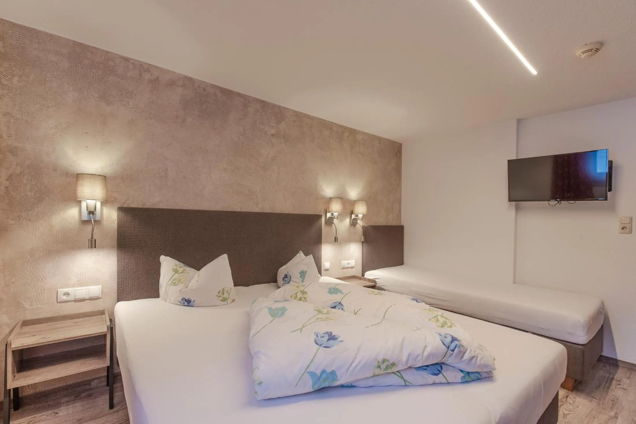 Photo of the whole room, Bed in Hotel Garni Schönblick