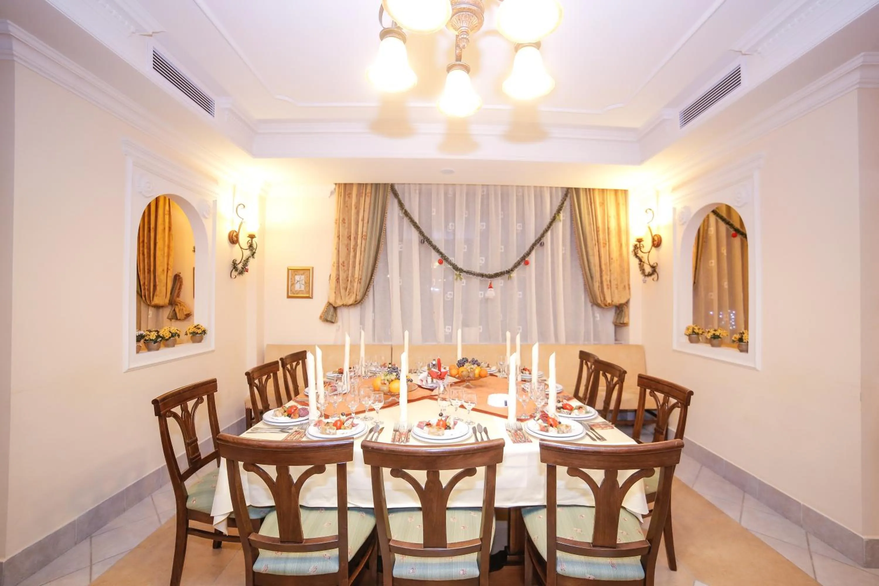 Restaurant/places to eat in Pension Noblesse