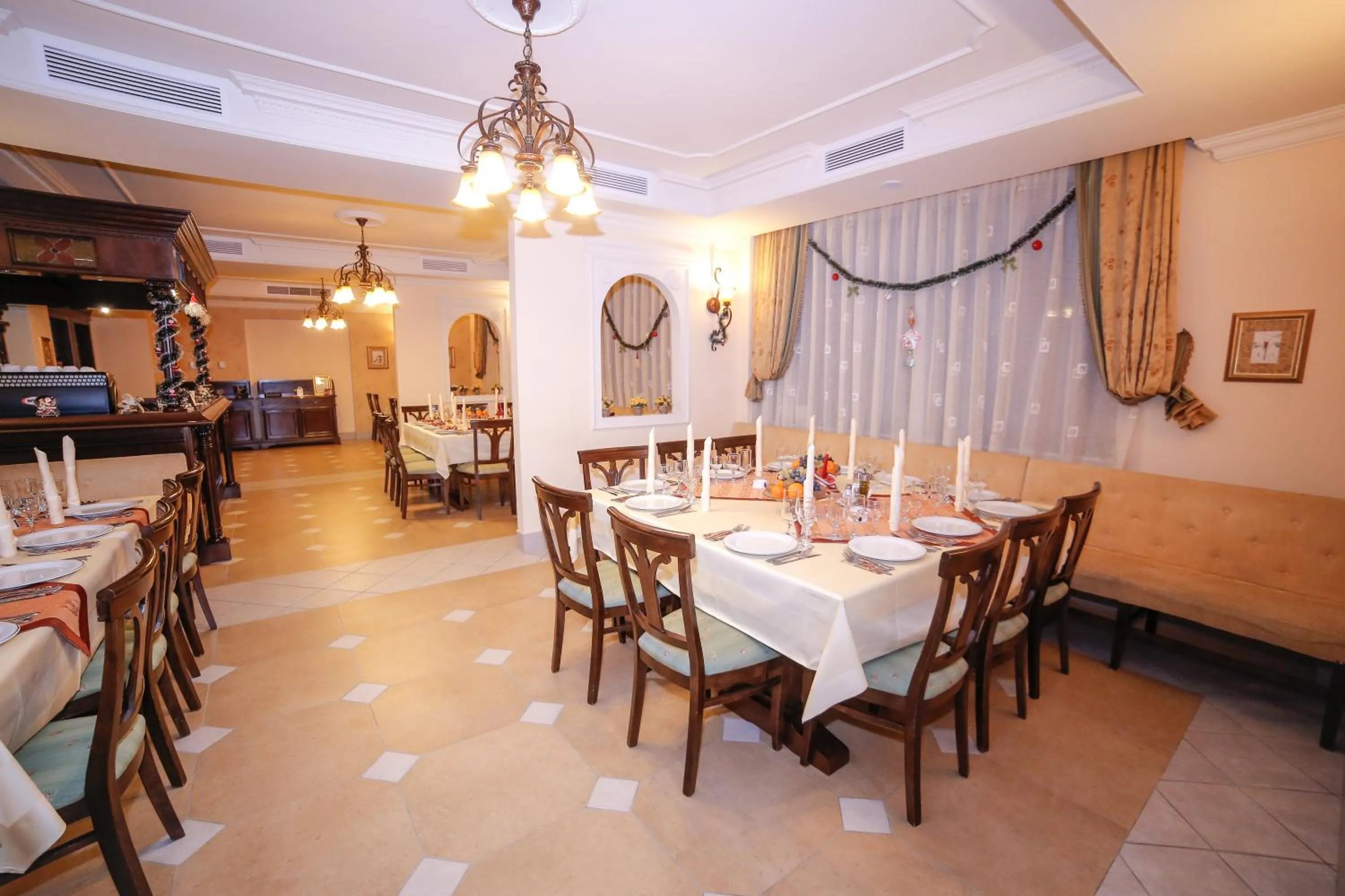 Restaurant/places to eat in Pension Noblesse