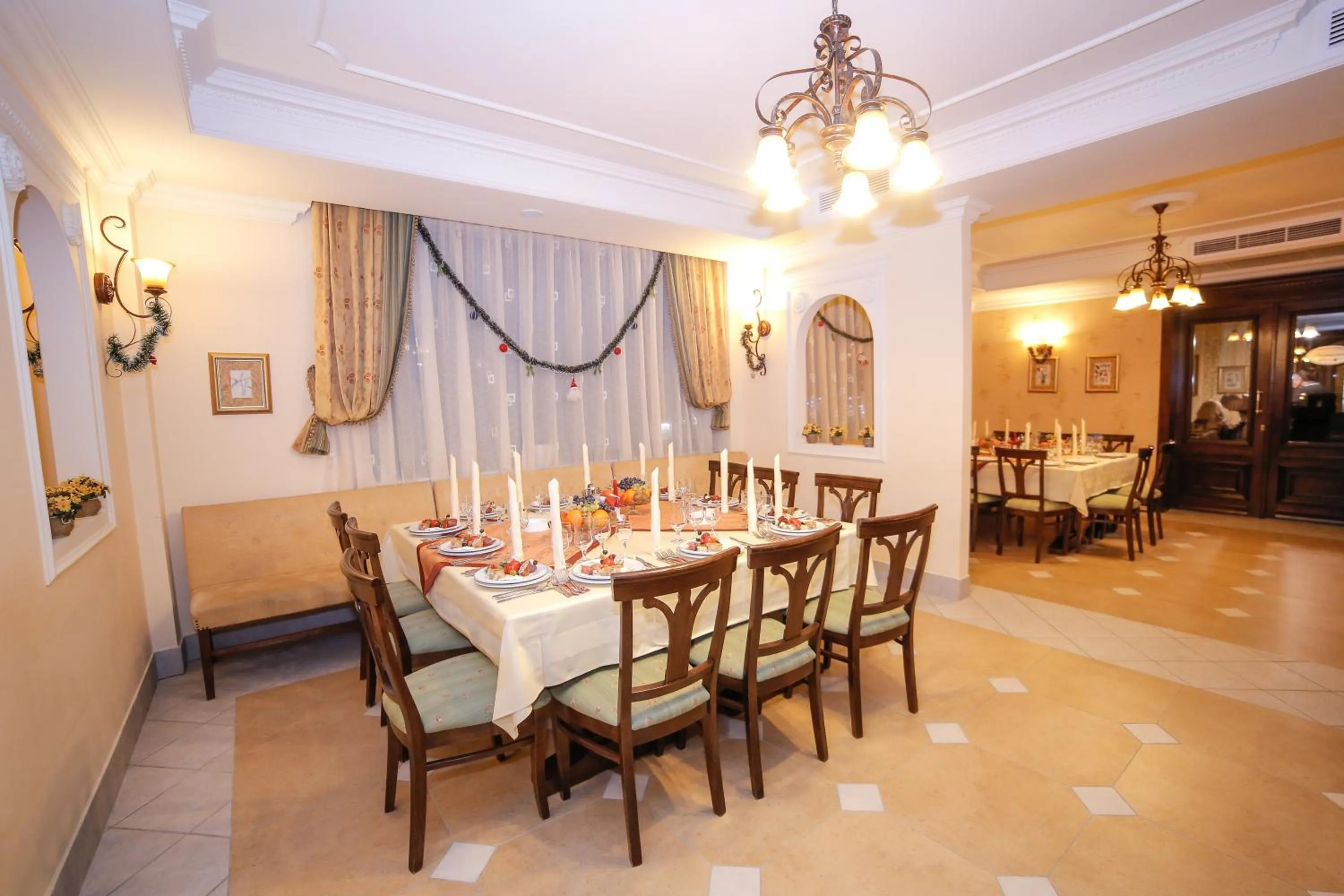 Restaurant/places to eat in Pension Noblesse