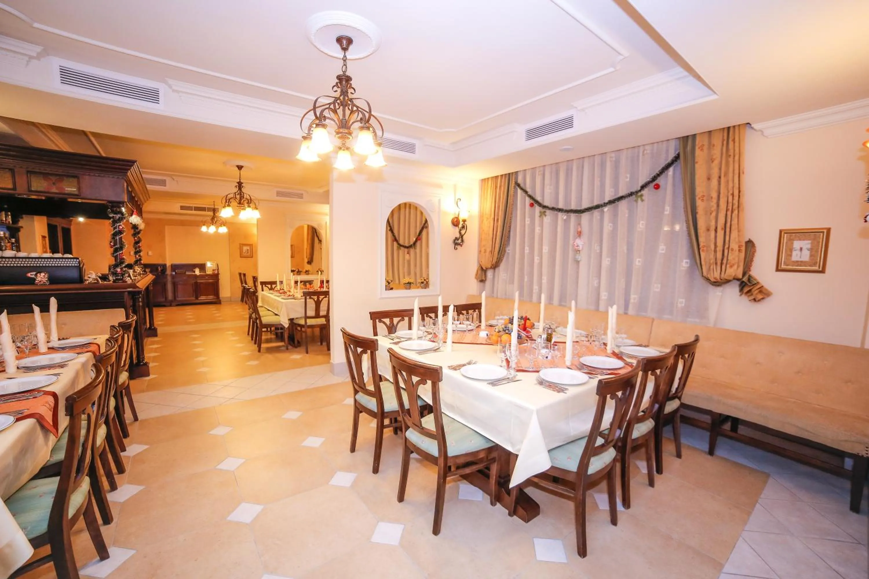 Restaurant/places to eat in Pension Noblesse