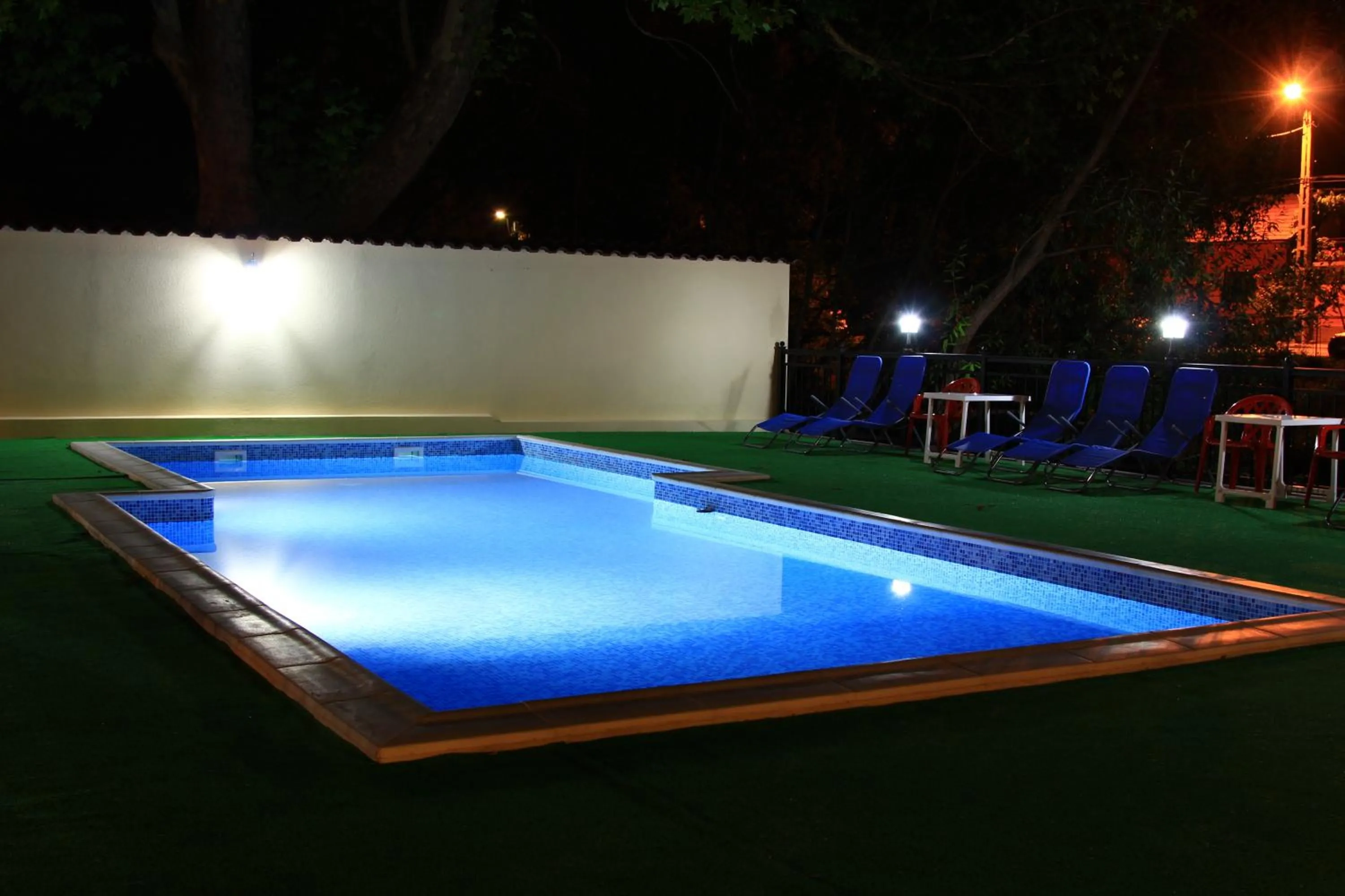 Swimming pool in Pension Noblesse