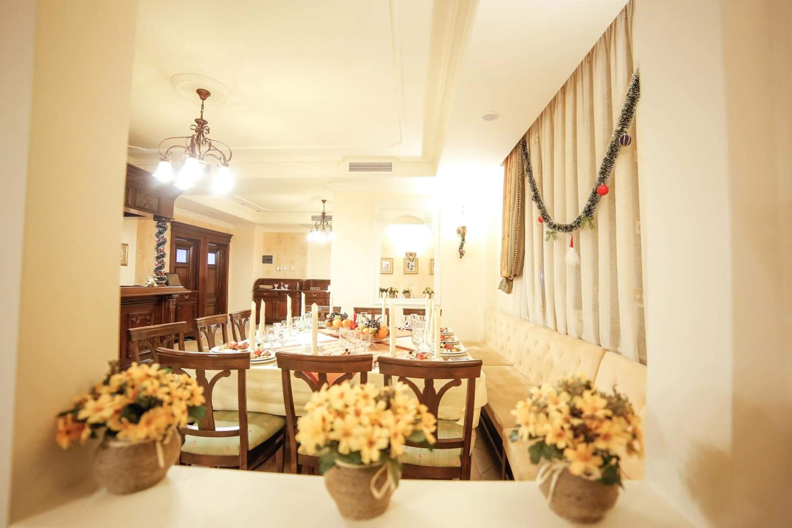 Restaurant/places to eat in Pension Noblesse