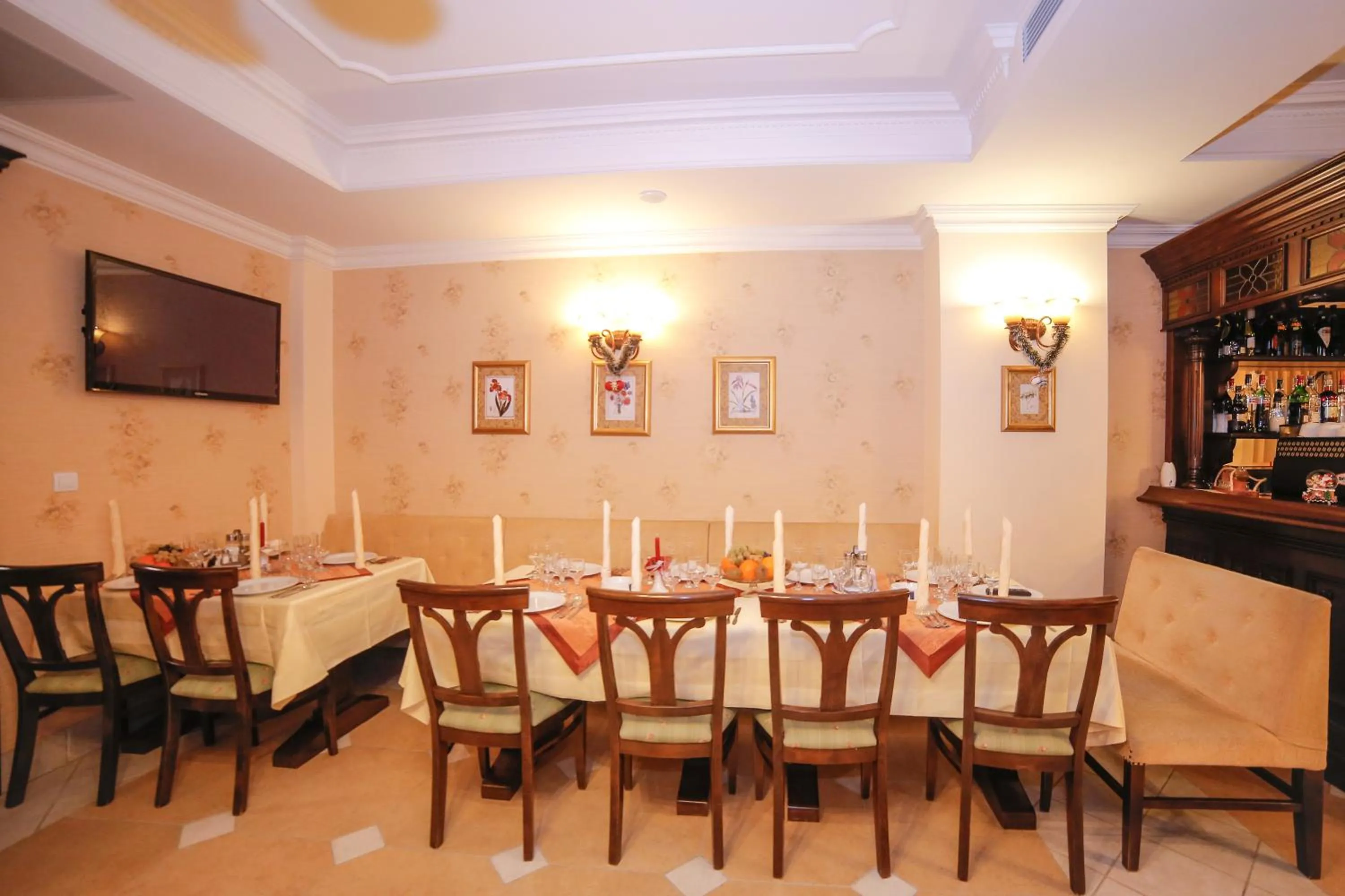 Restaurant/places to eat in Pension Noblesse