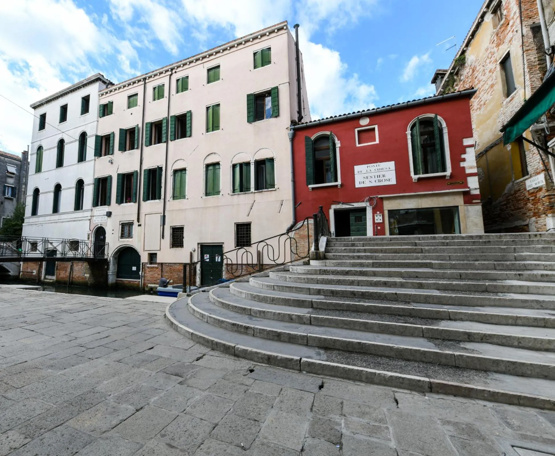 Facade/entrance in Casetta Rossa