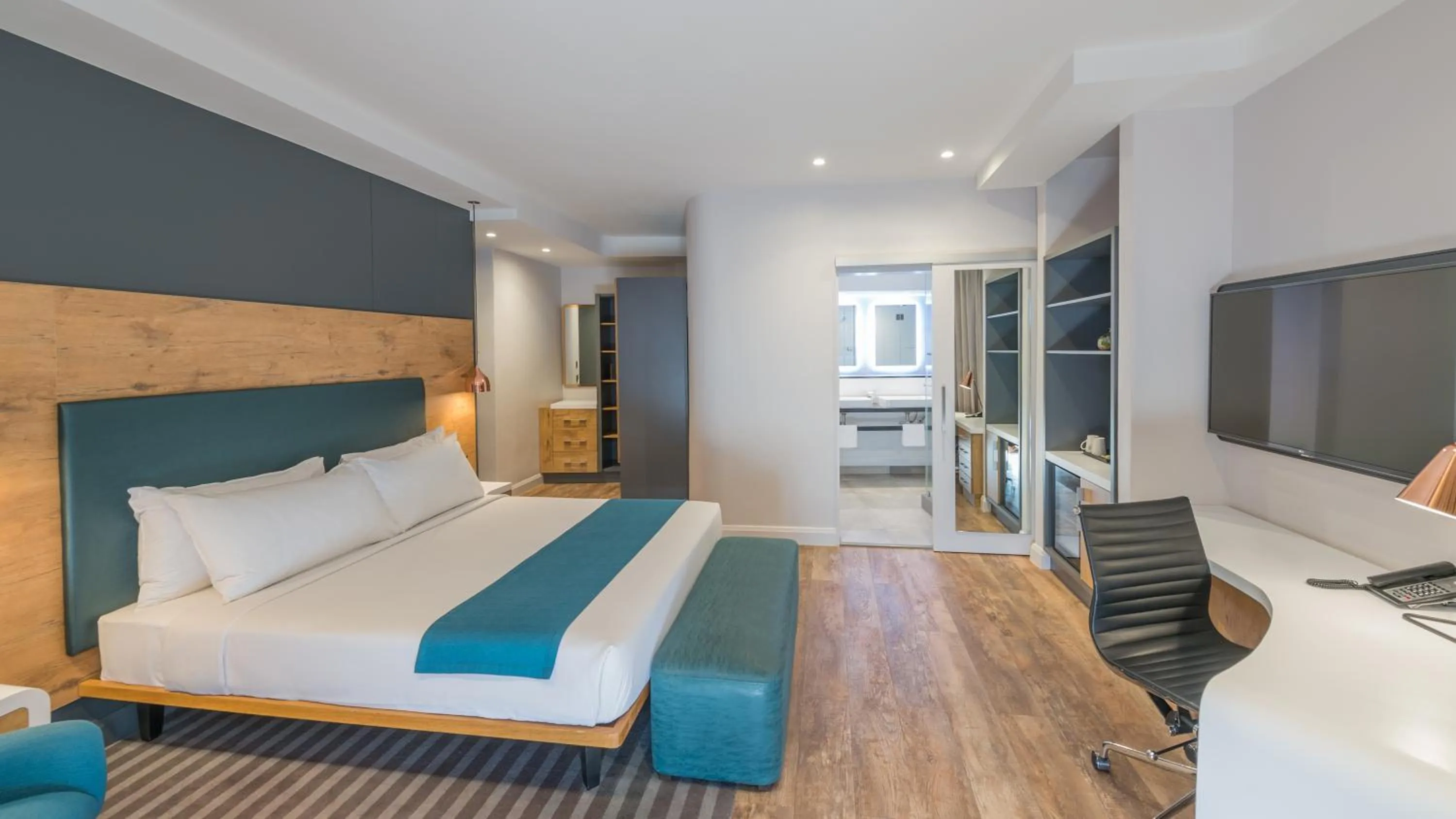 Bathroom, Bed in Garden Court Kitwe