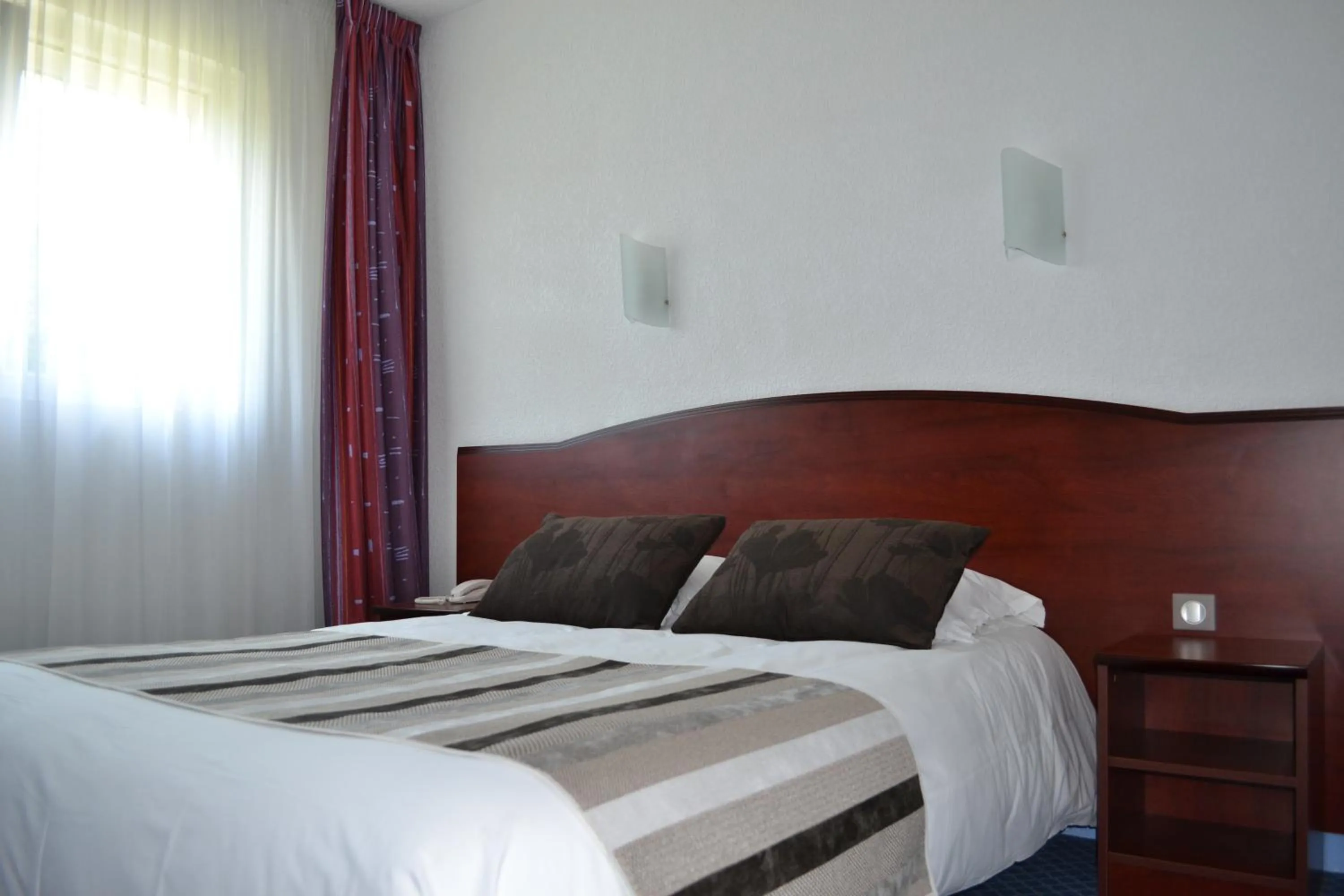 Bed in Hôtel Fontaine, Morlaix